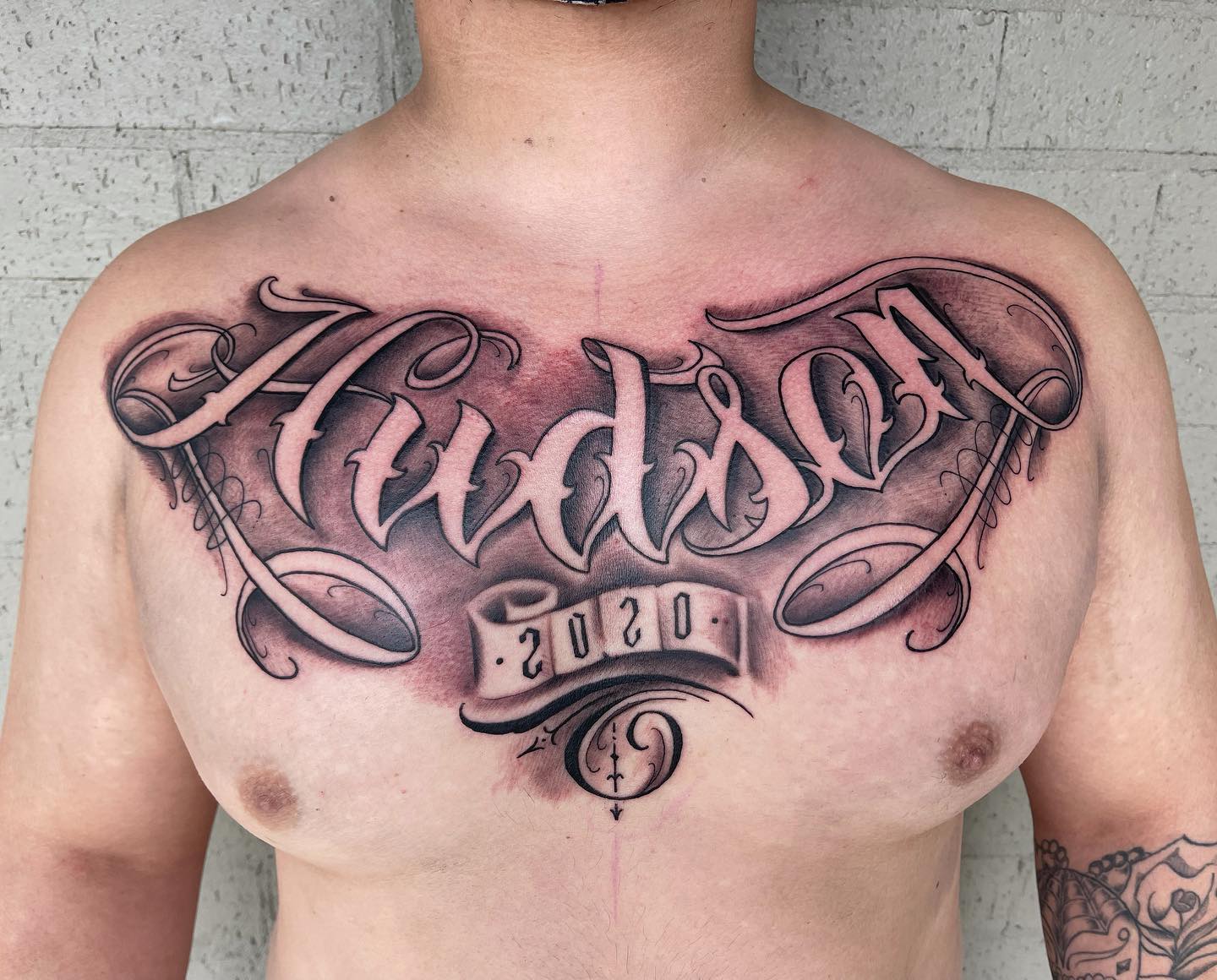 Tatuajes de nombres de niños en el pecho