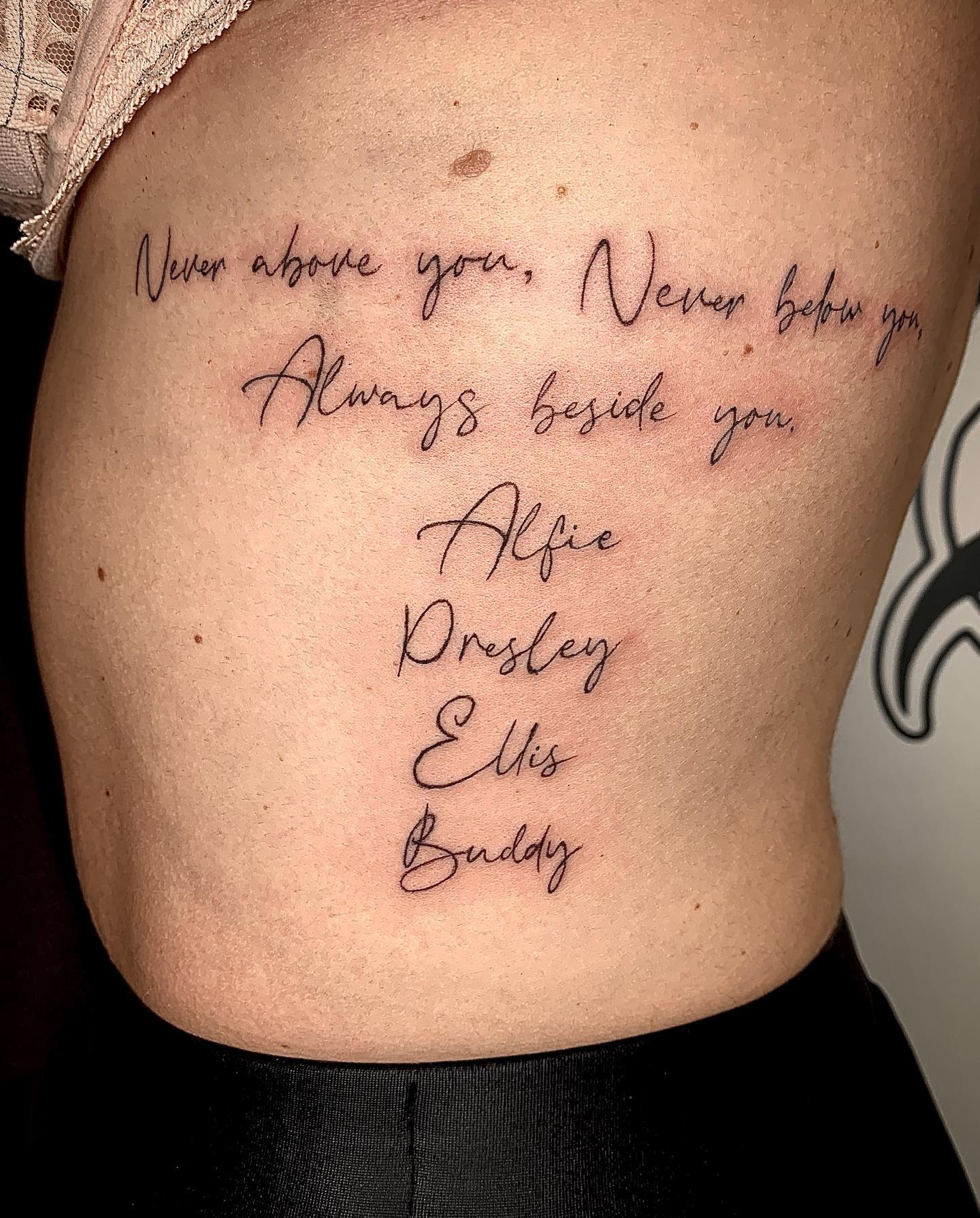 Tatuajes de nombres de niños en las costillas
