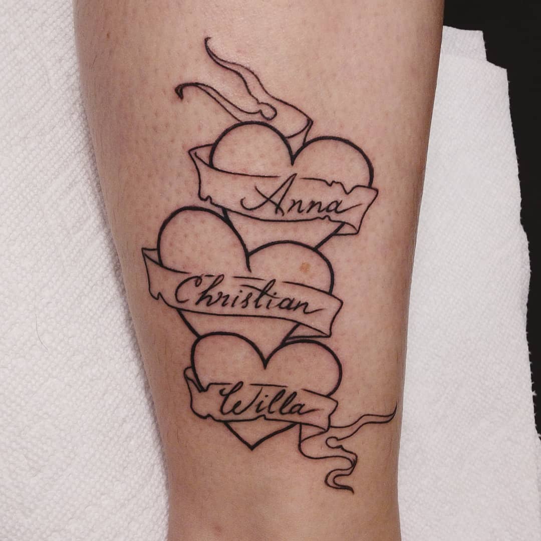 Tatuajes de nombres de tres niños.
