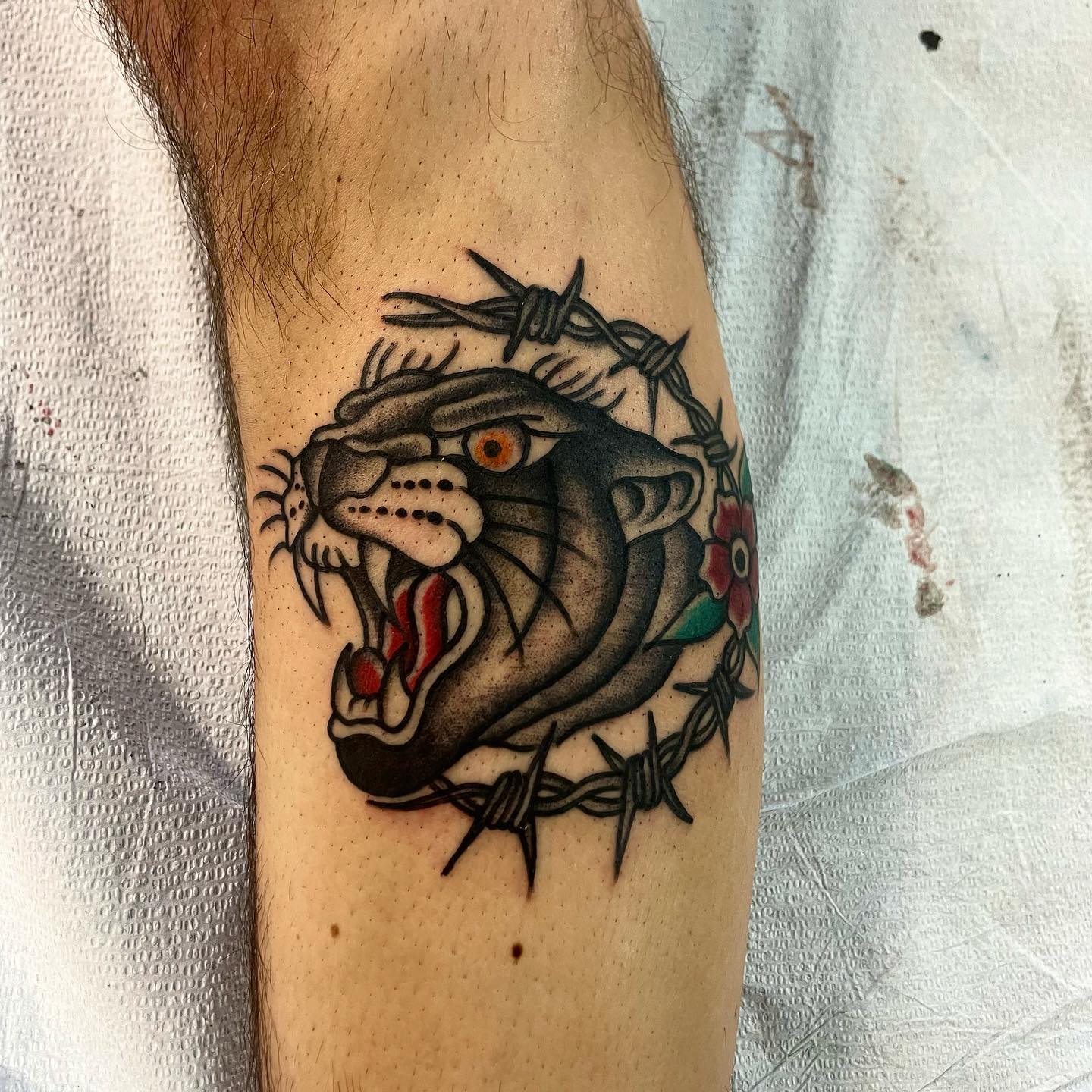 Tigre y tatuaje de alambre de púas