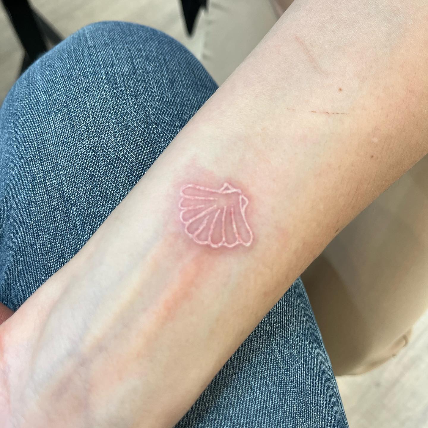 Caracola Tatuaje de tinta blanca