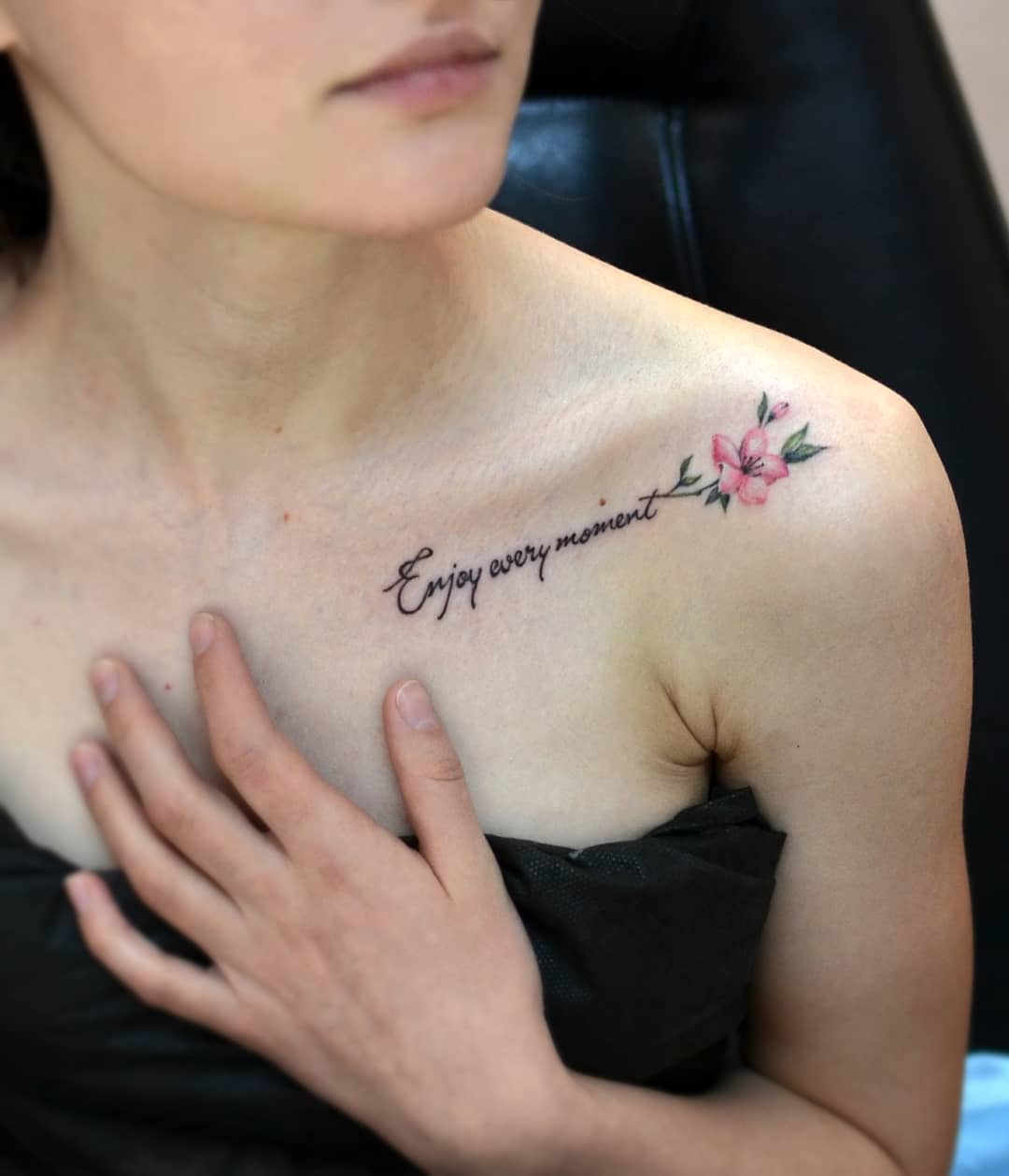 Cita de tatuaje en el pecho.