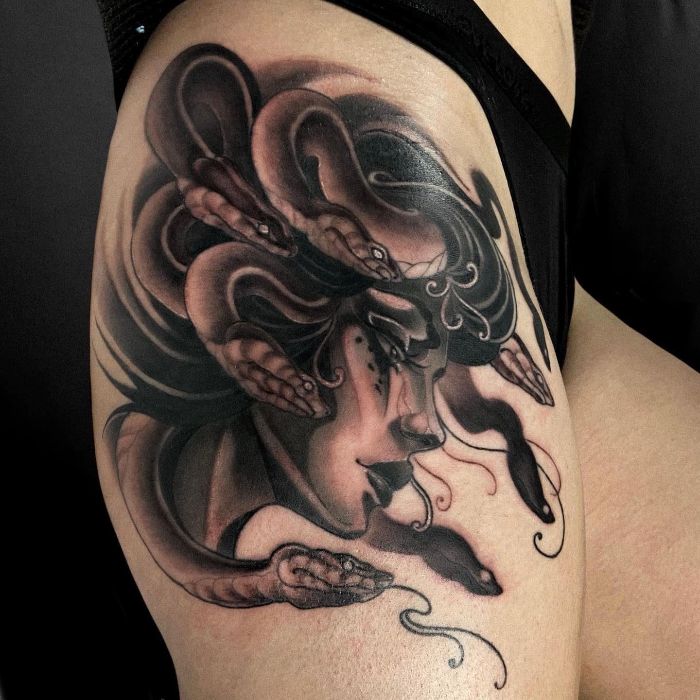 Diseño clásico de Medusa en la pierna