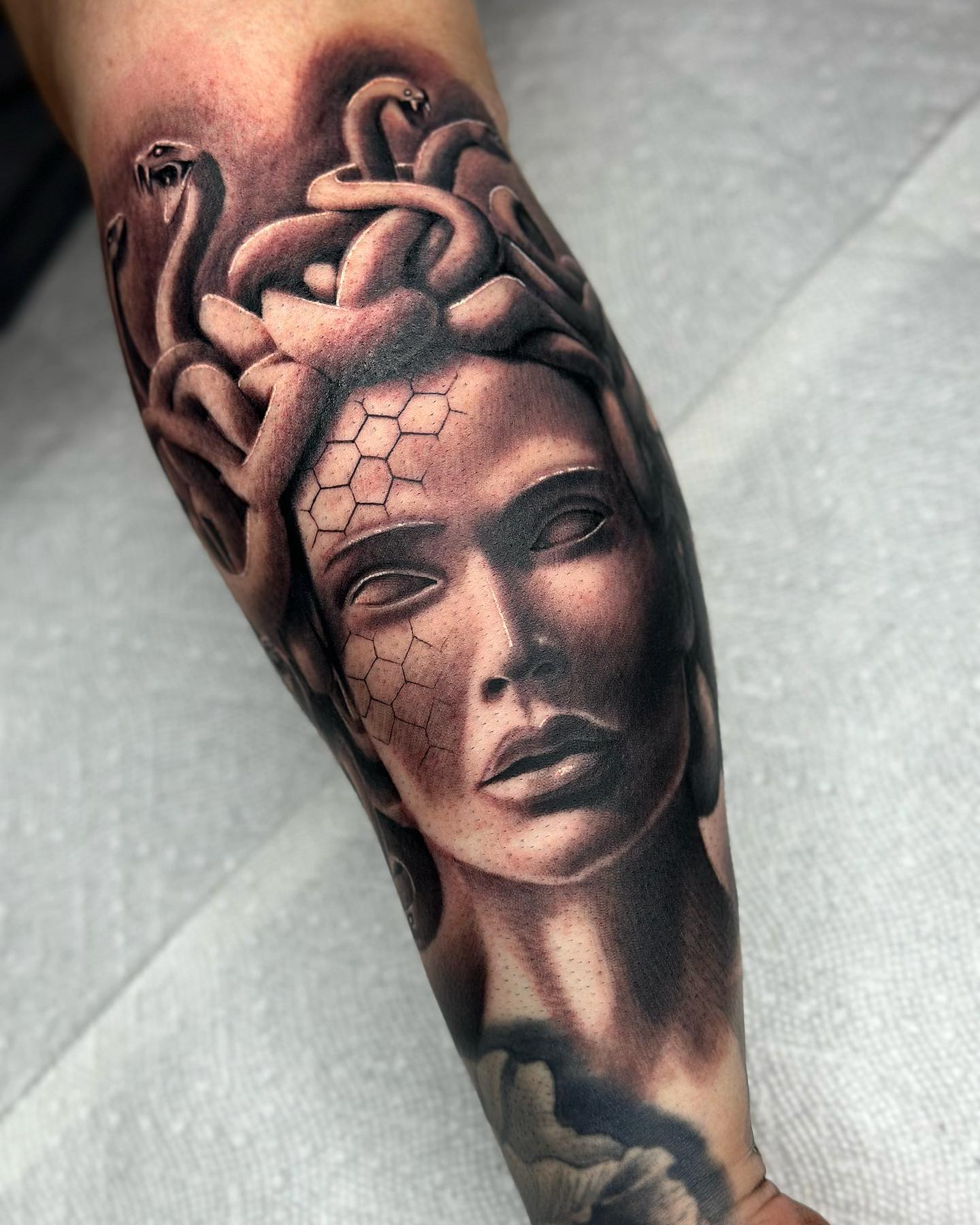 Diseño de Estatua de Medusa en el Brazo