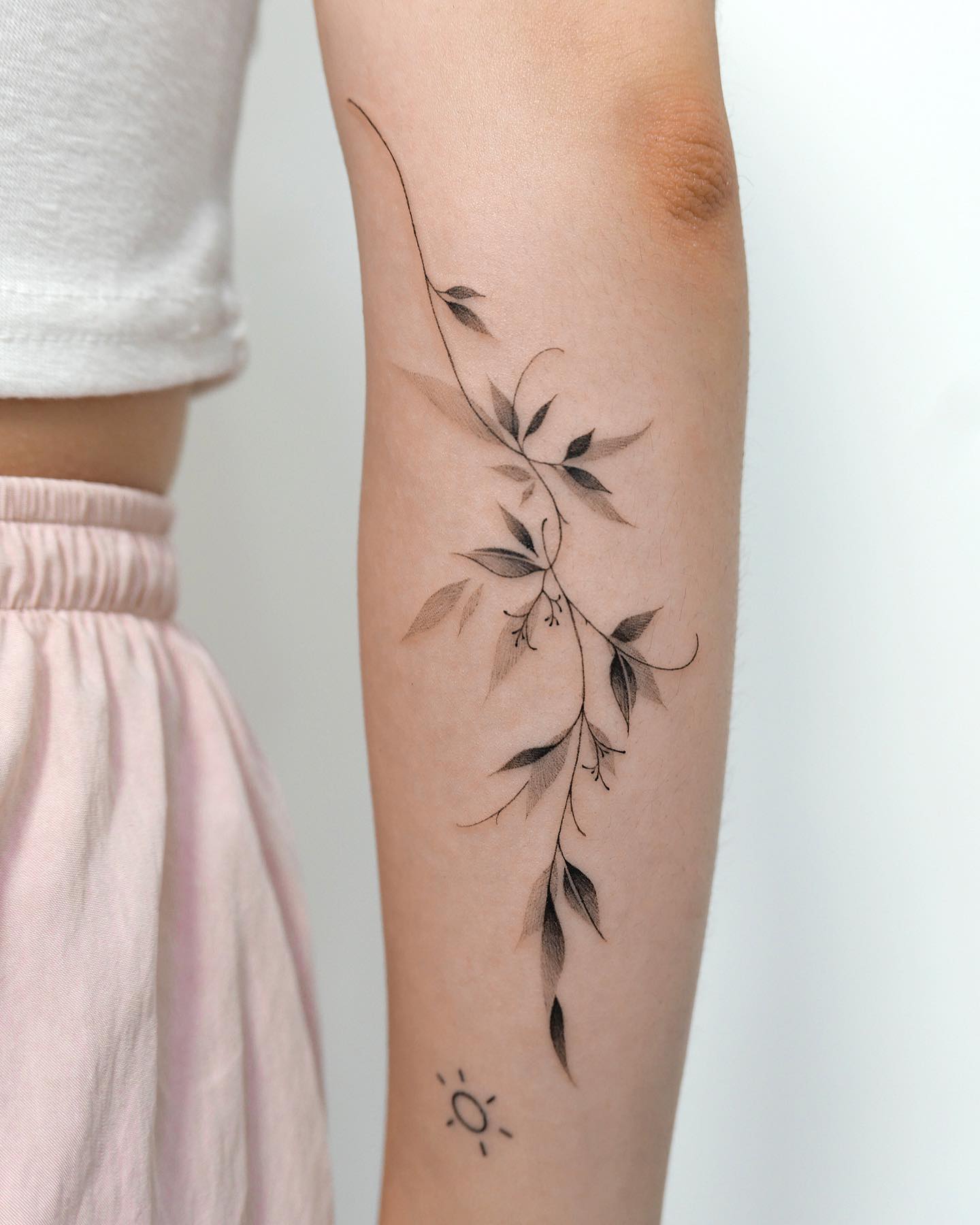 Diseño de tatuaje de hoja de lÃnea