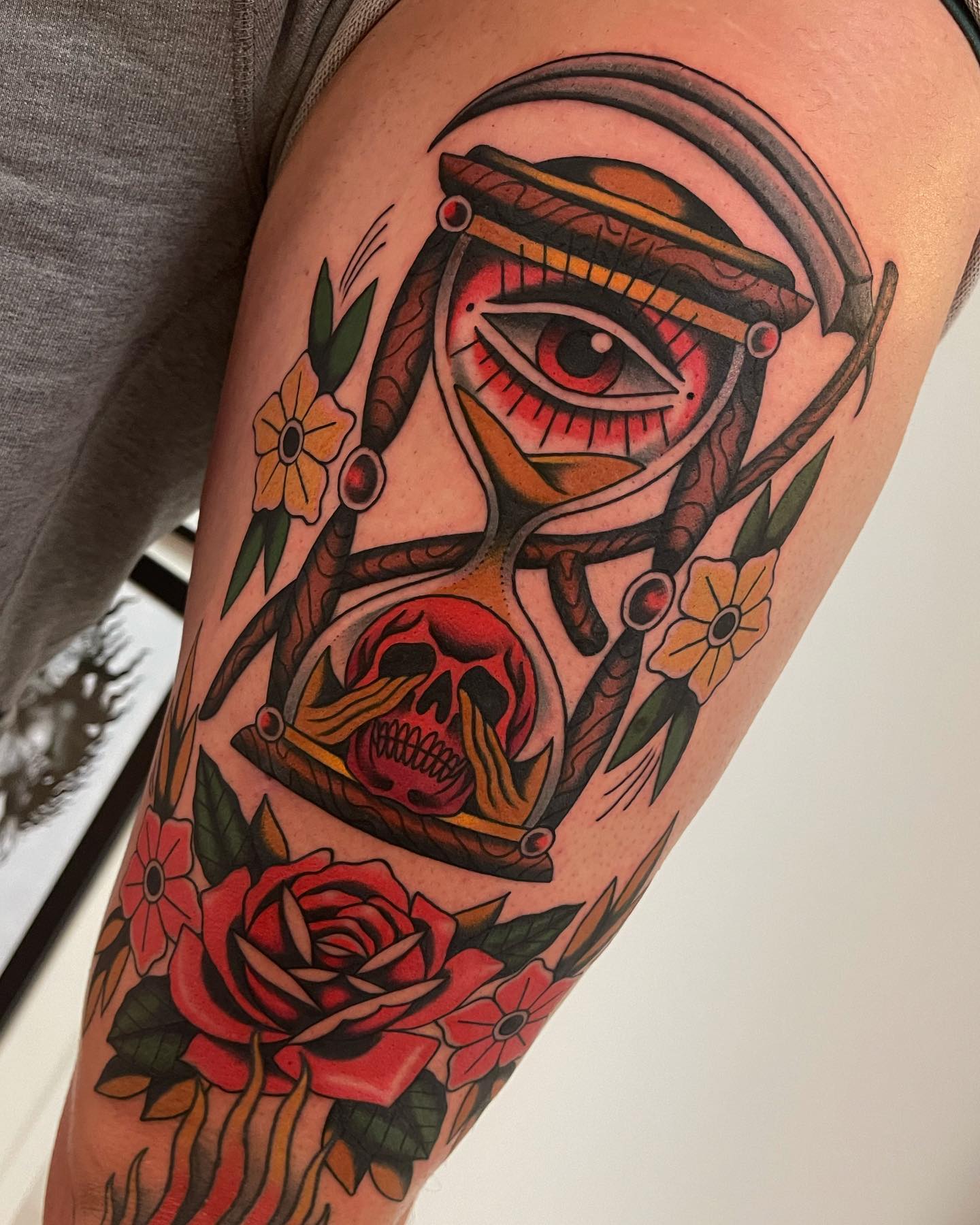 Diseño de Tatuaje de Reloj de Arena Colorido.