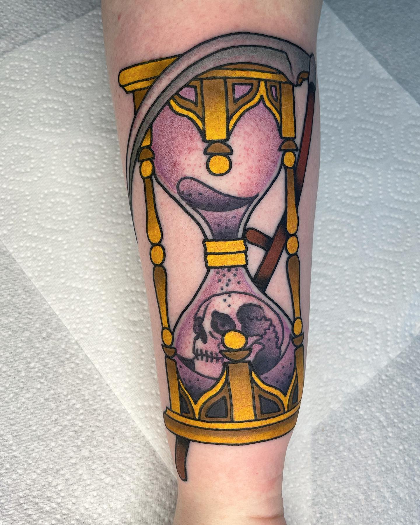 Diseño de tatuaje de reloj de arena con estilo artístico