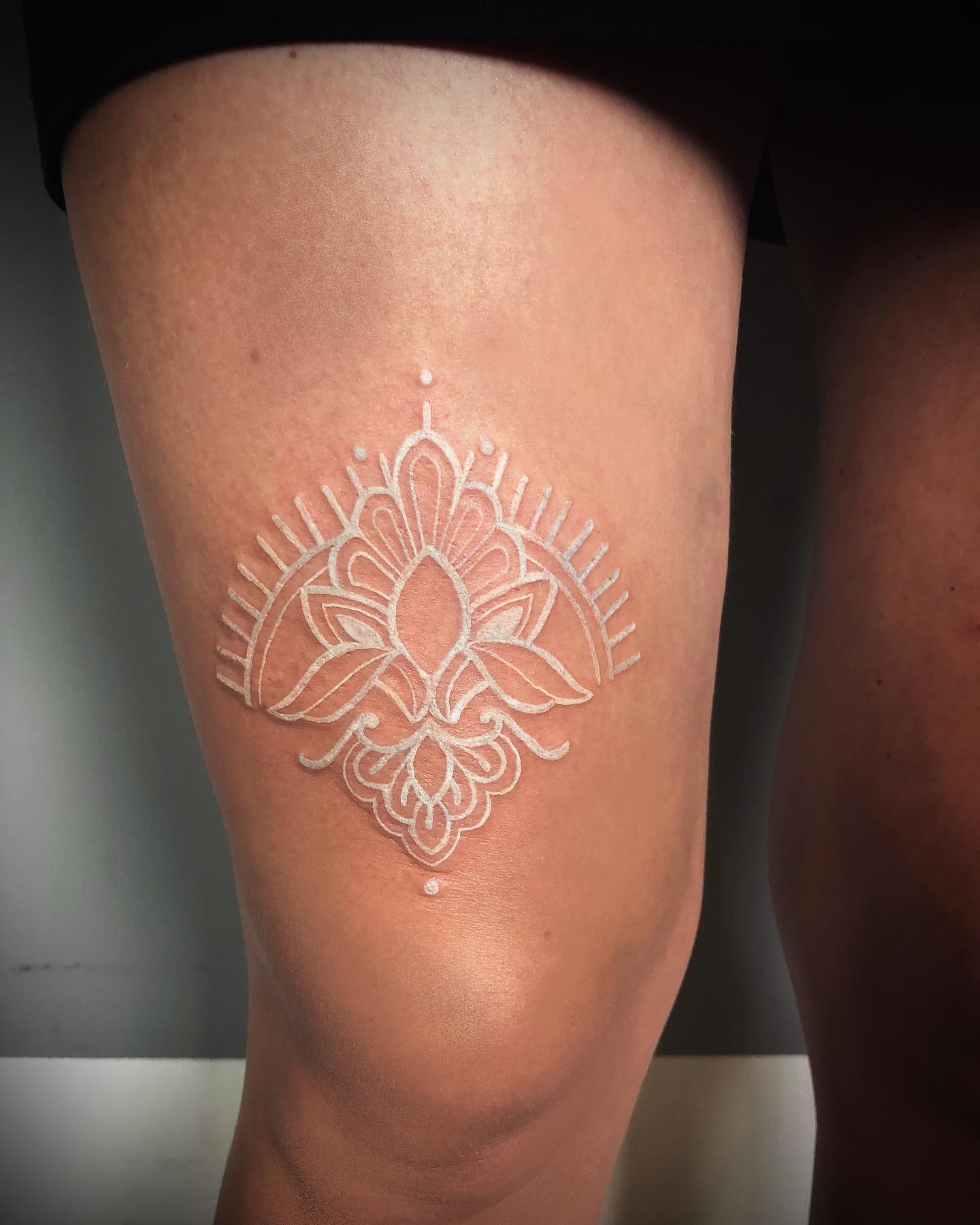 Diseño de tatuaje ornamental de tinta blanca