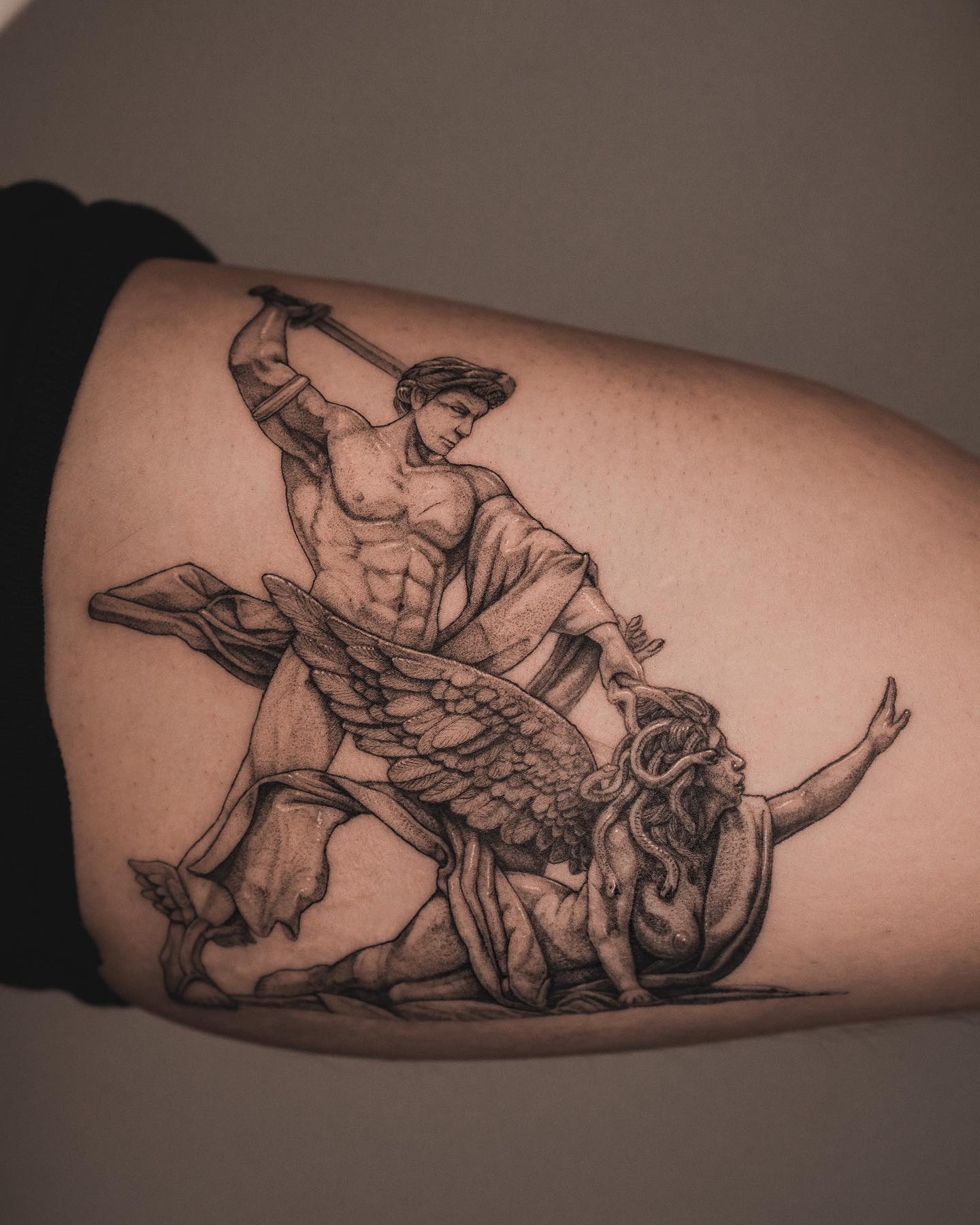 Diseño elegante de Medusa en el antebrazo.