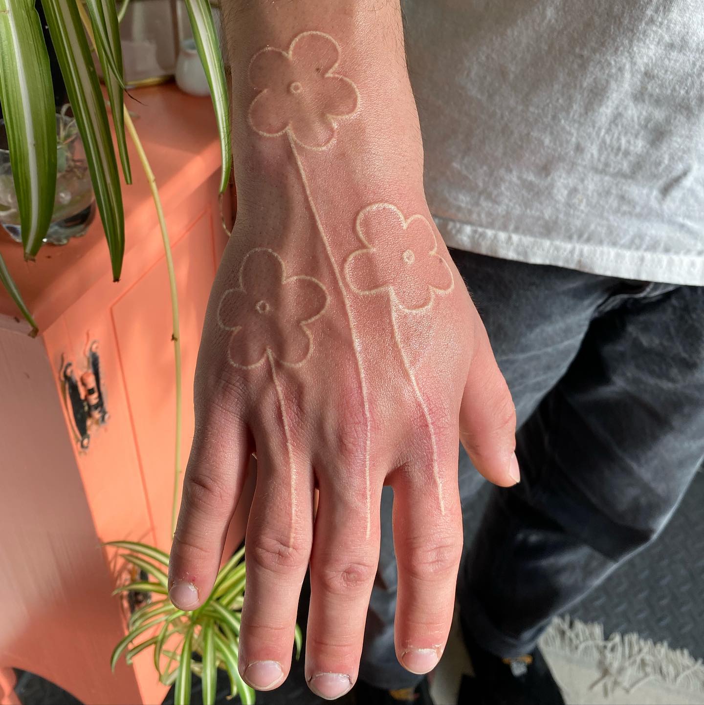 Diseño Floral con Tinta Blanca