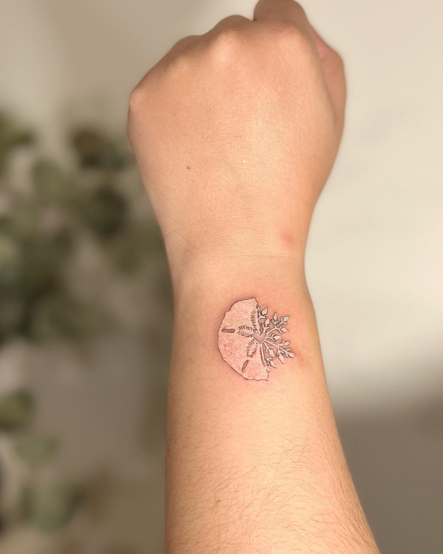 Impresionante Tatuaje de Copo de Nieve con Tinta Blanca.