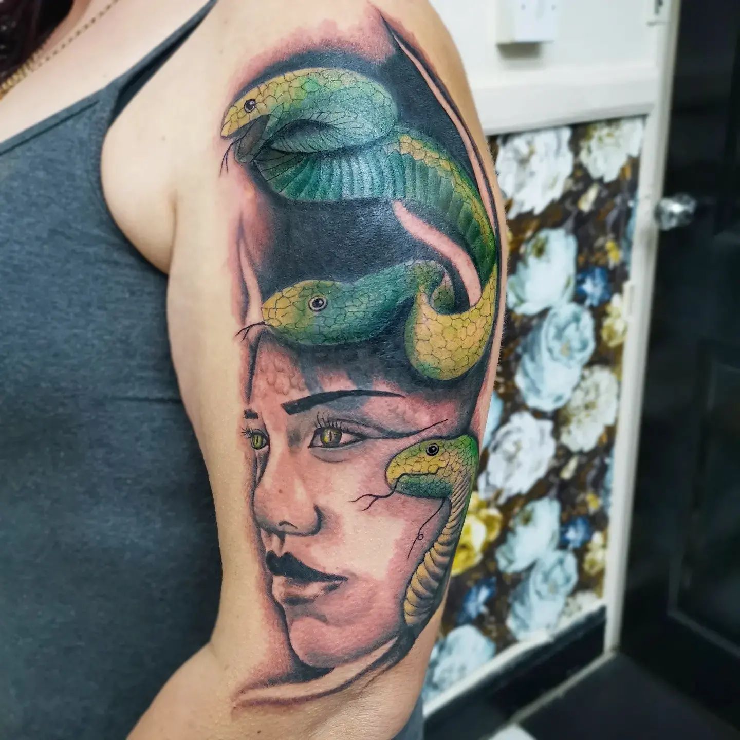 Medusa con diseño de serpientes coloridas
