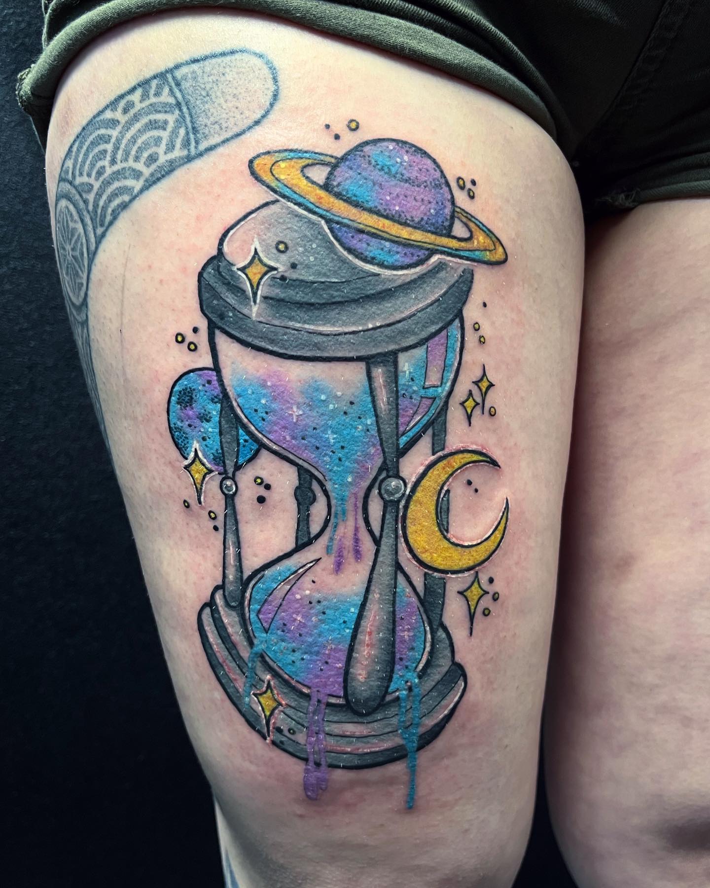 Muslo reloj de arena tatuaje