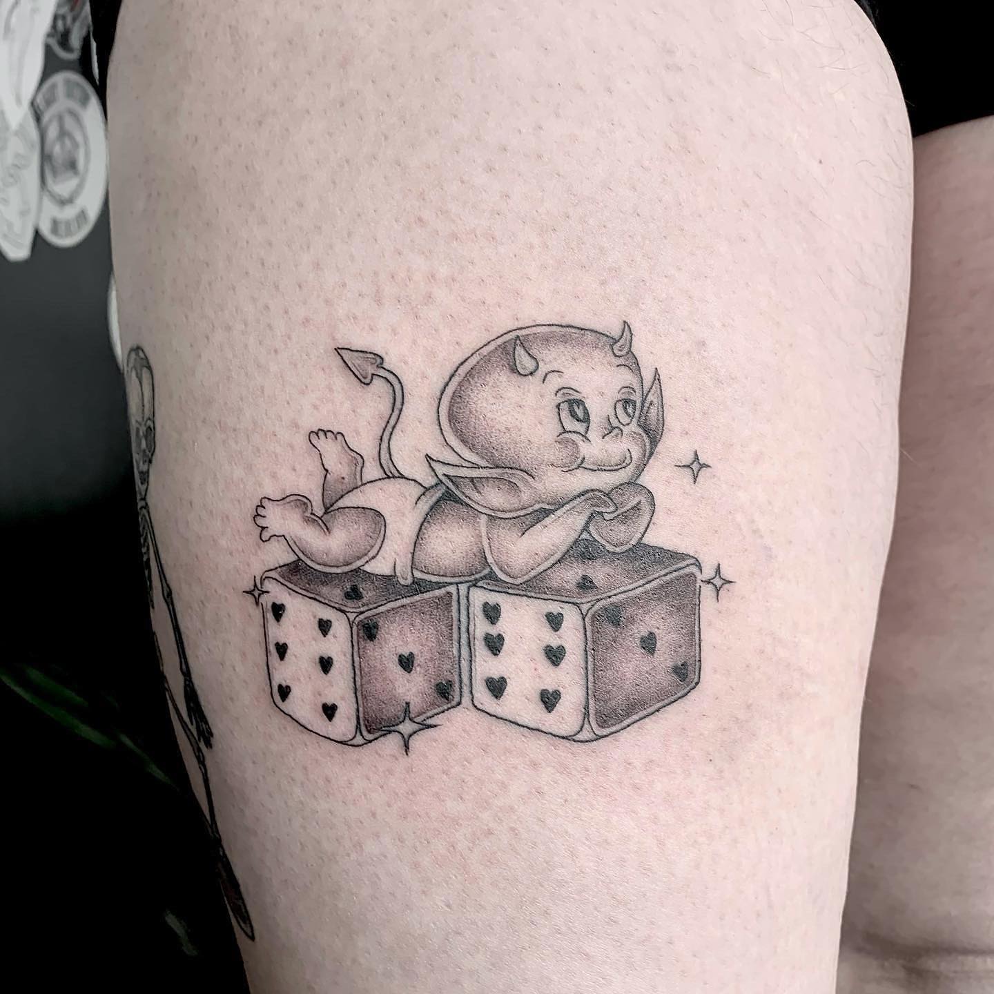 Pequeño tatuaje de dados diabólicos
