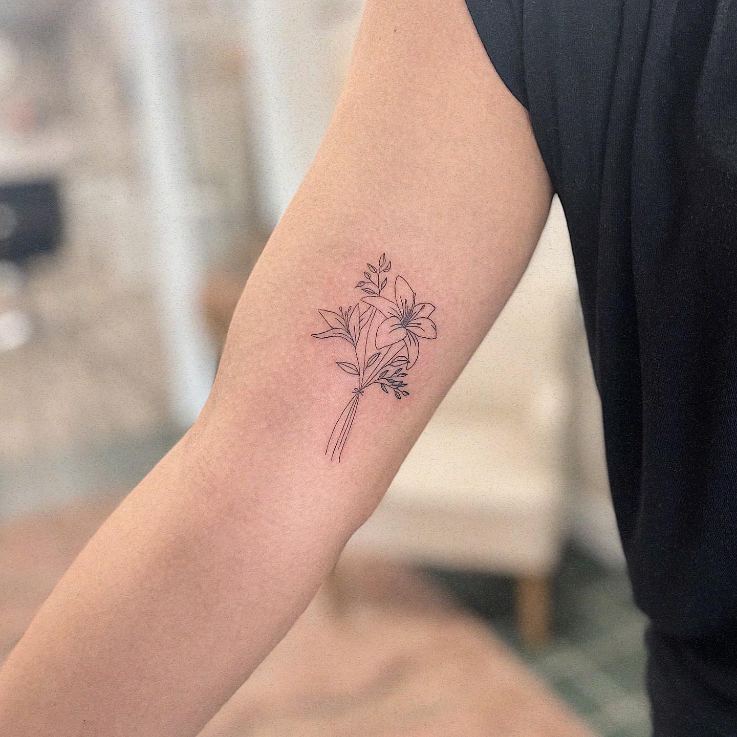 Ramito de lirios tatuaje