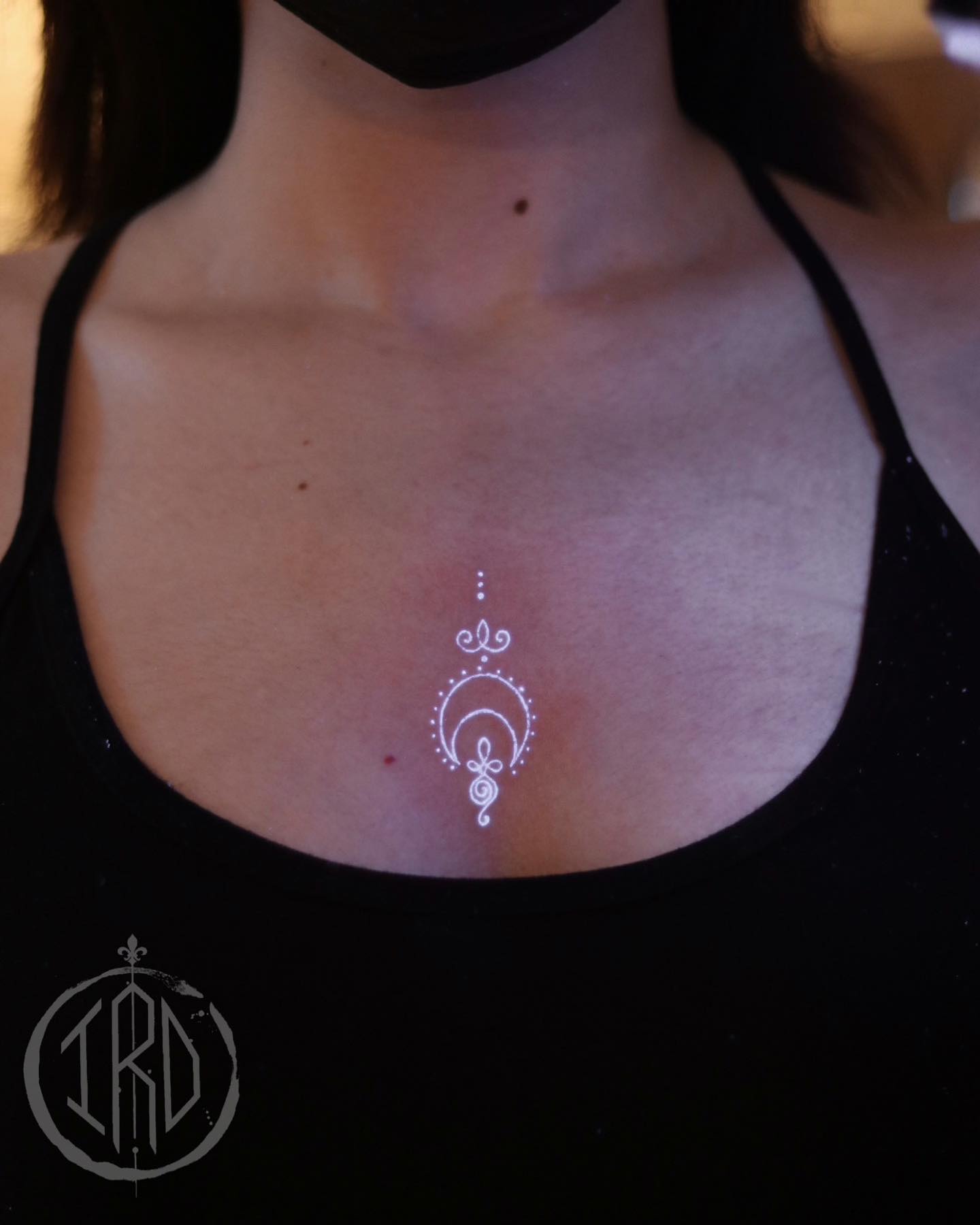 Tatuaje con tinta blanca lunar