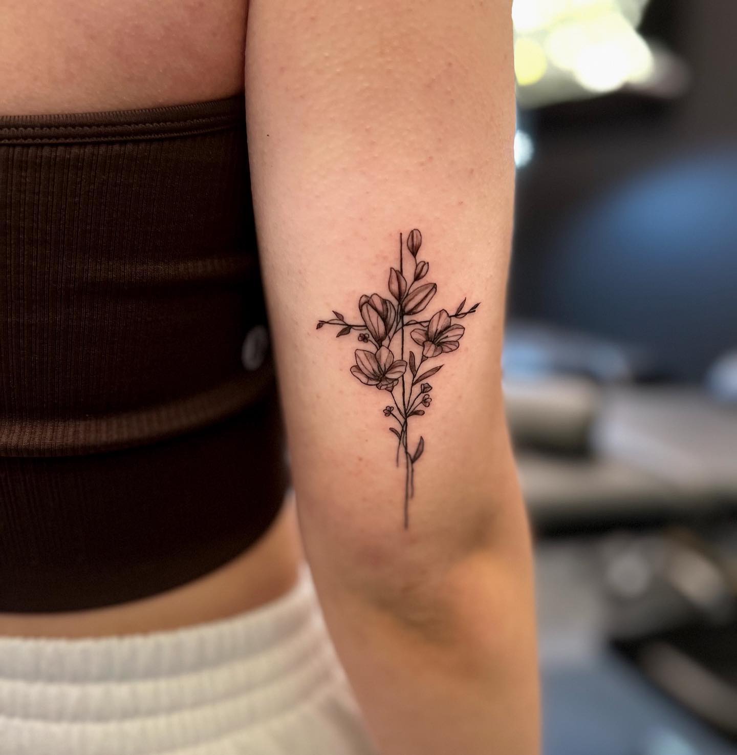 Tatuaje cruzado con ángel