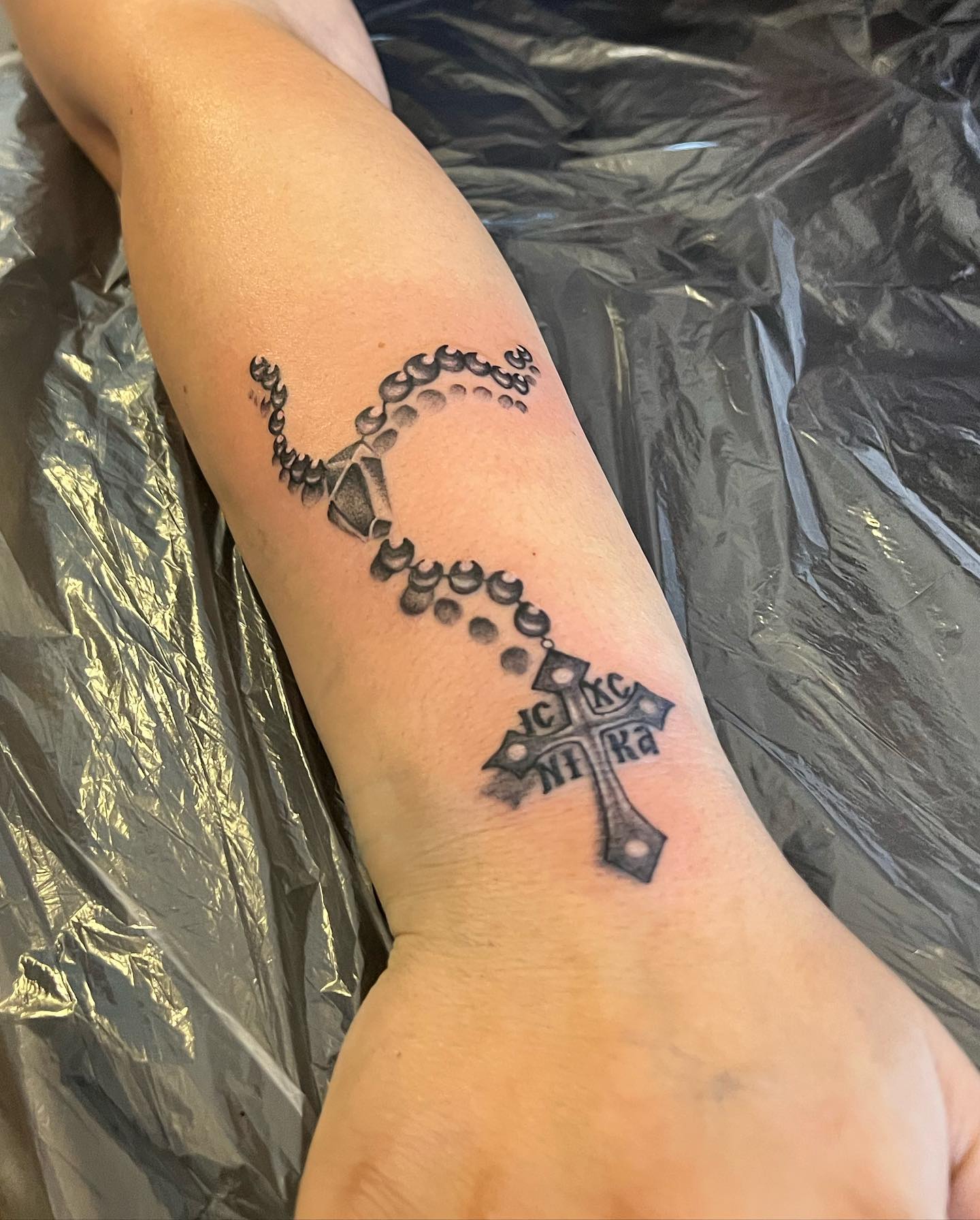 Tatuaje cruzado en las costillas del costado