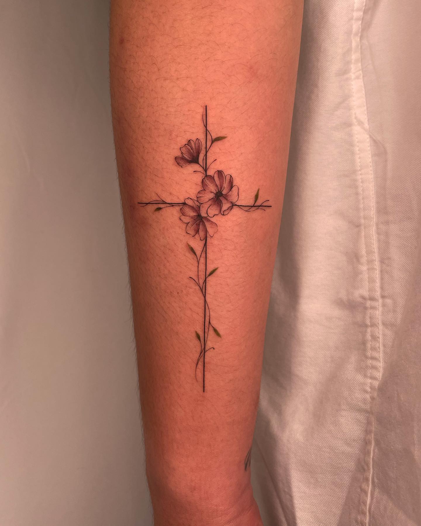 Tatuaje cruzado minimalista.