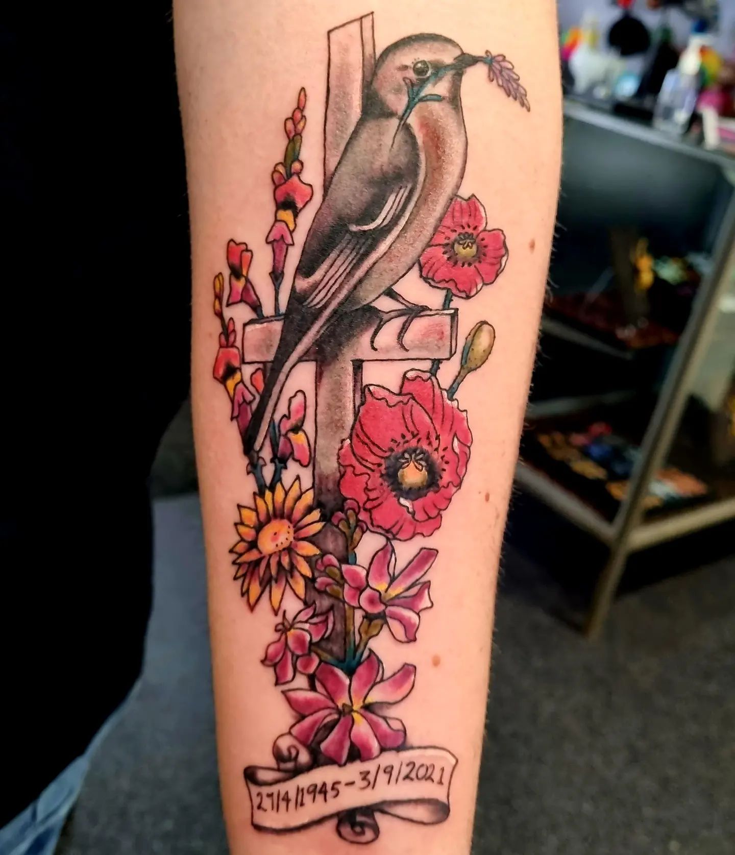 Tatuaje de corazón y cruz.