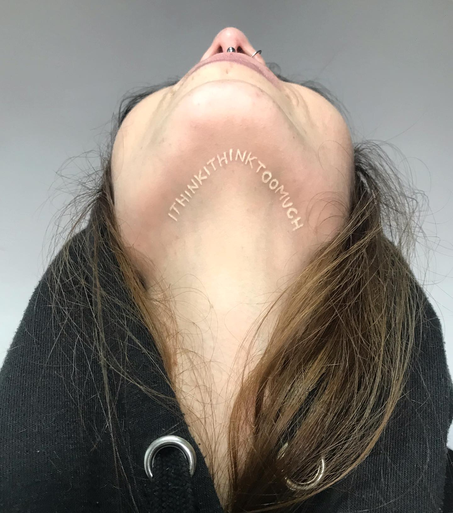 Tatuaje de cotización con tinta blanca
