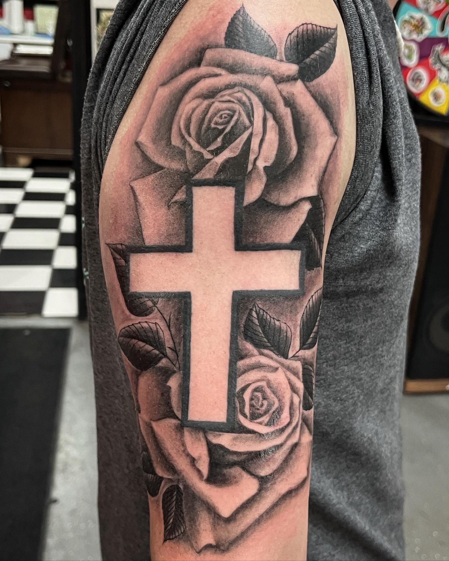 Tatuaje de Cruz Elegante