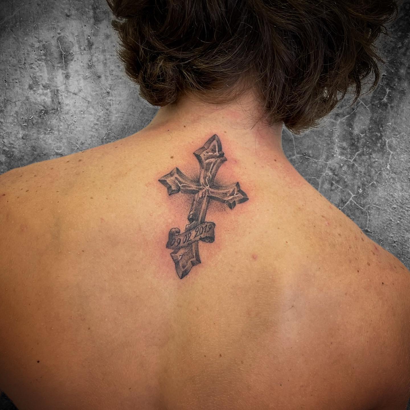 Tatuaje de cruz en el antebrazo
