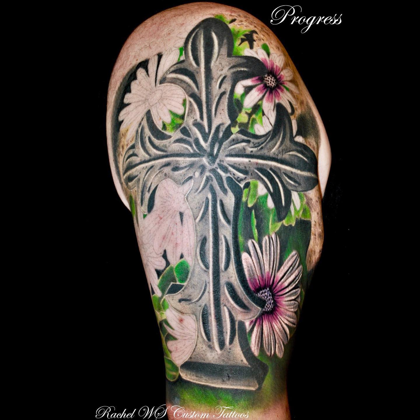 Tatuaje de cruz en el brazo.