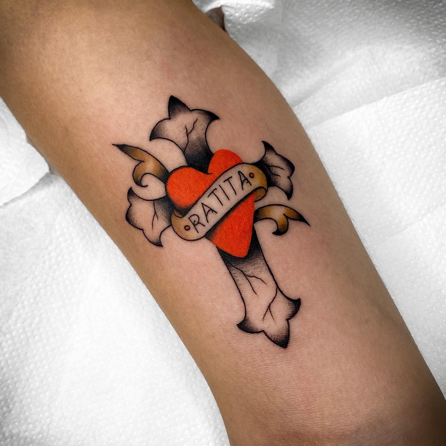 Tatuaje de Cruz en el Cuello