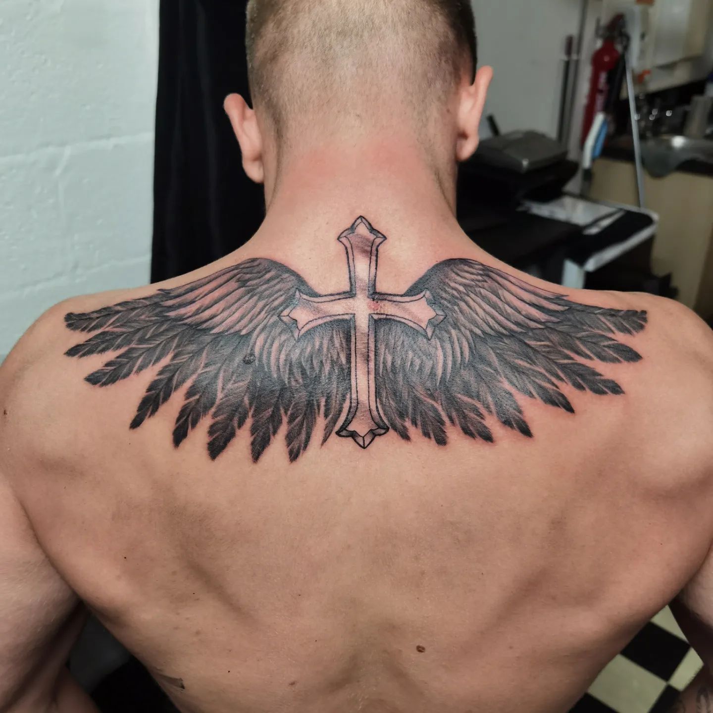 Tatuaje de Cruz en la mano