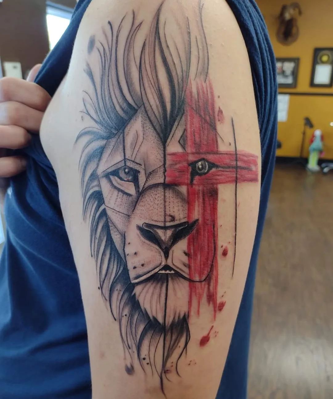 Tatuaje de cruz en trabajado en negro.