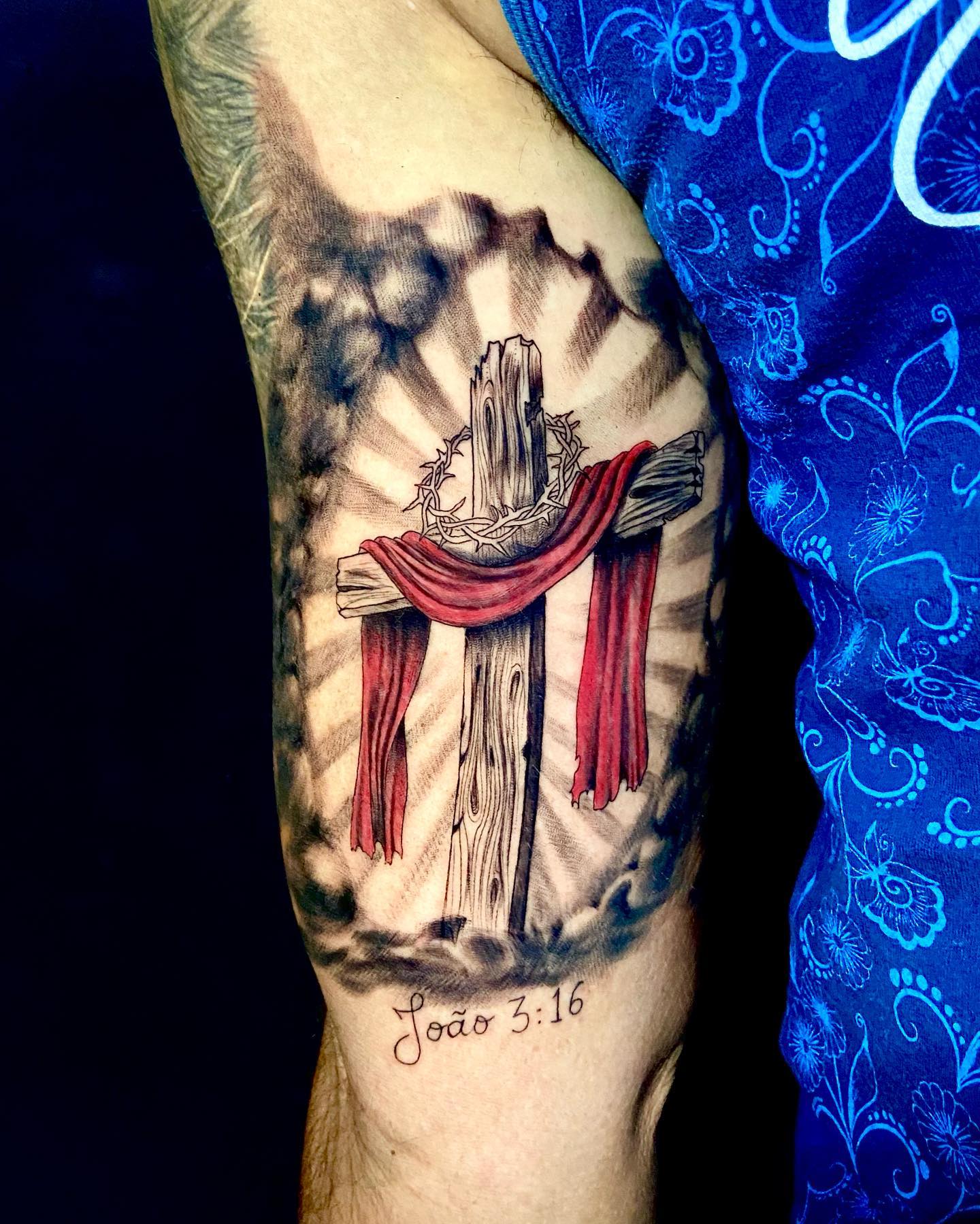 Tatuaje de cruz floral.