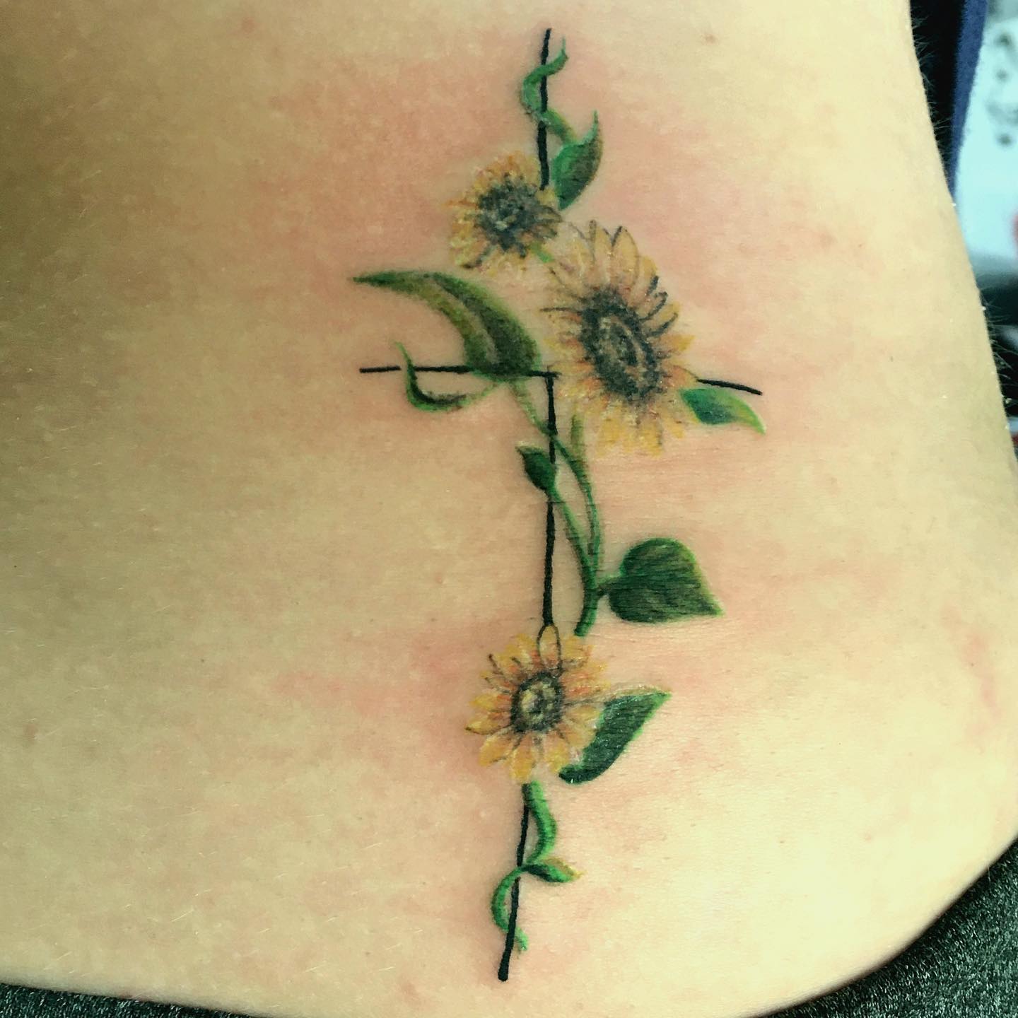 Tatuaje de Cruz y Girasol