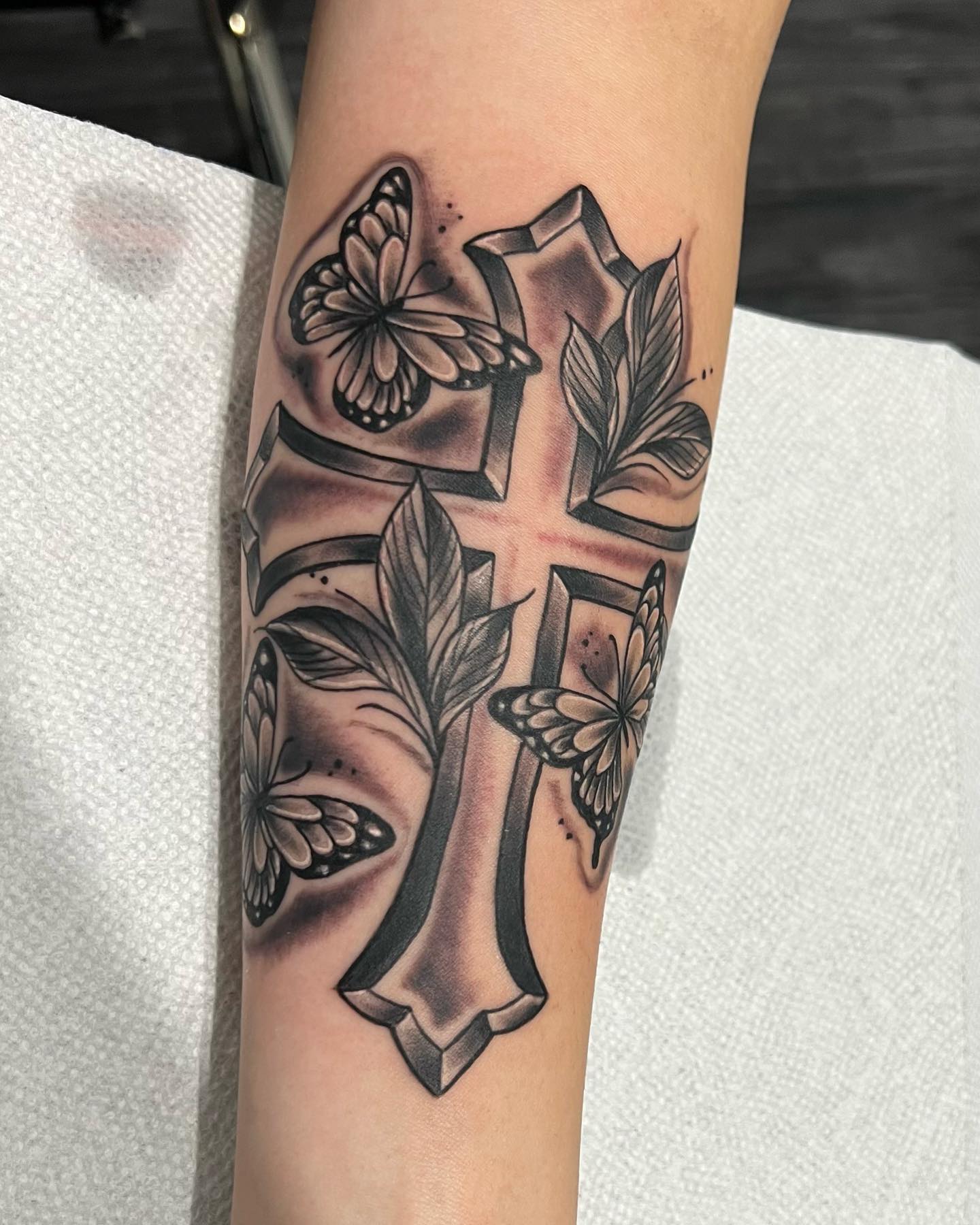 Tatuaje de Cruz y Hoja