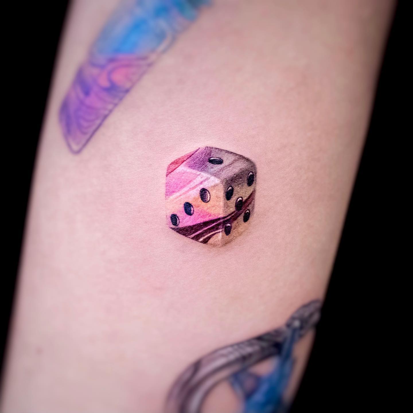Tatuaje de dado colorido