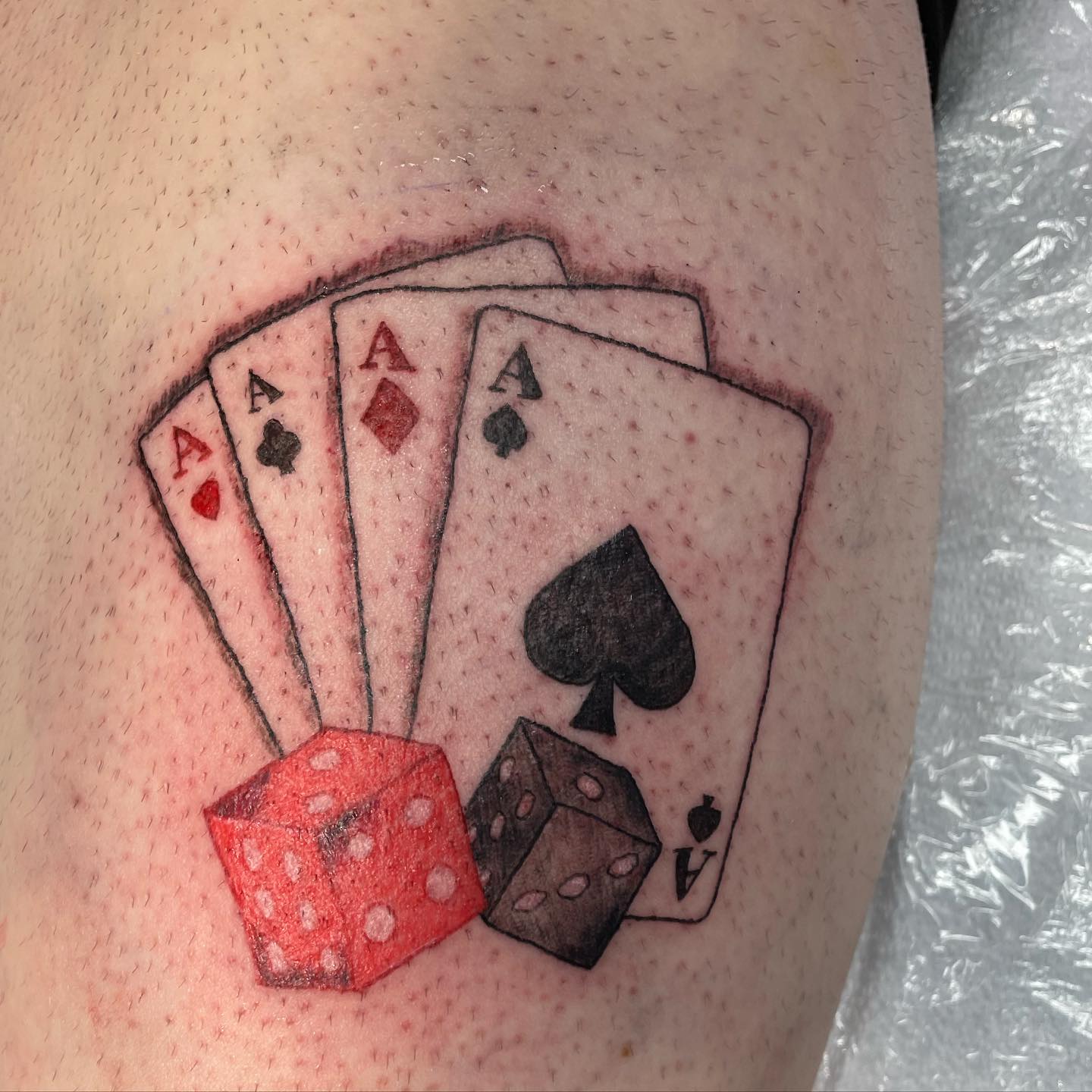 Tatuaje de dados con cartas.