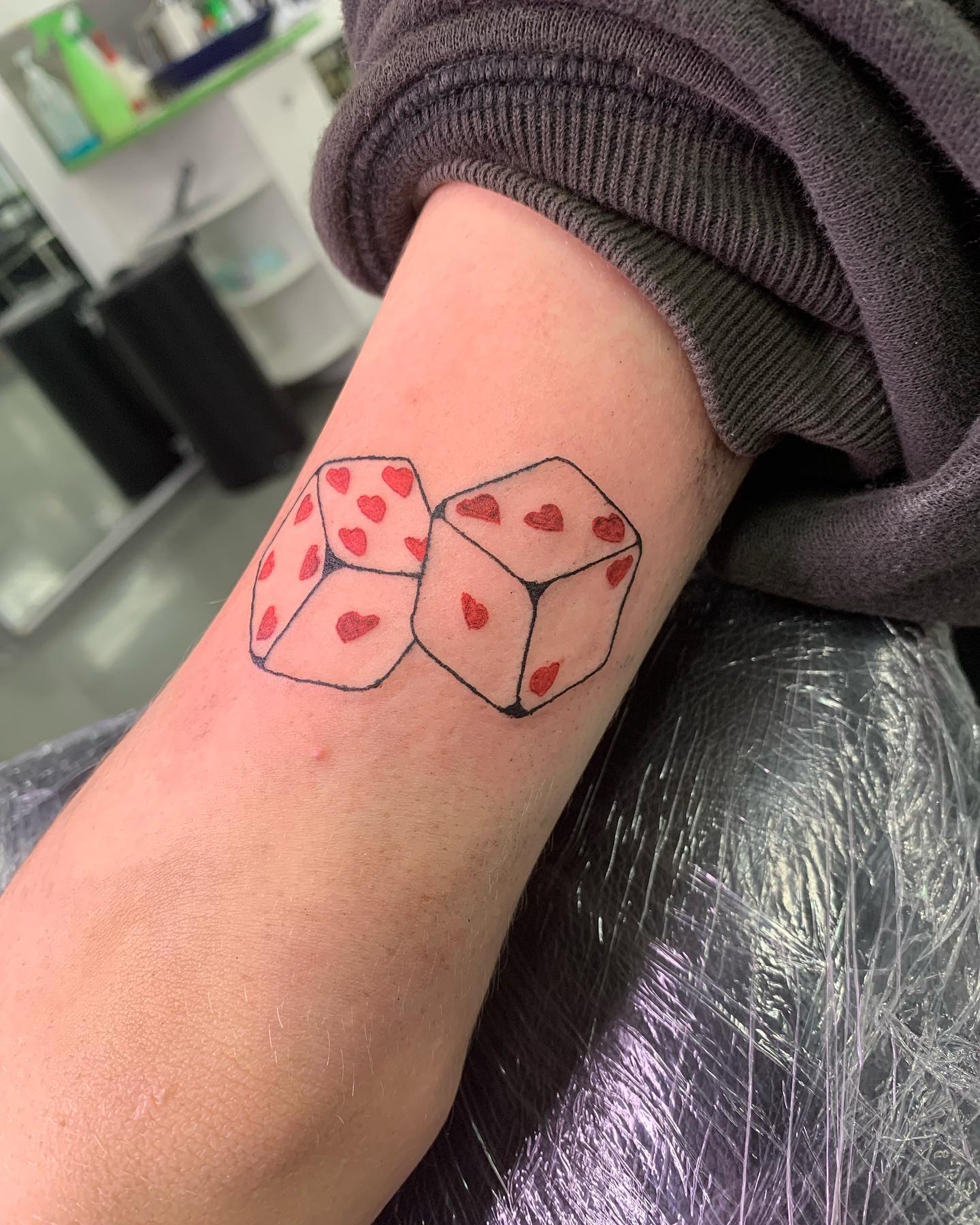 Tatuaje de dados con corazones