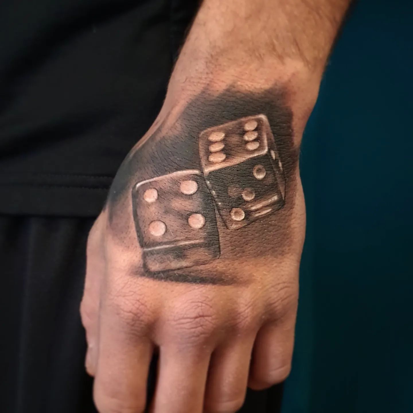 Tatuaje de dados en el brazo.