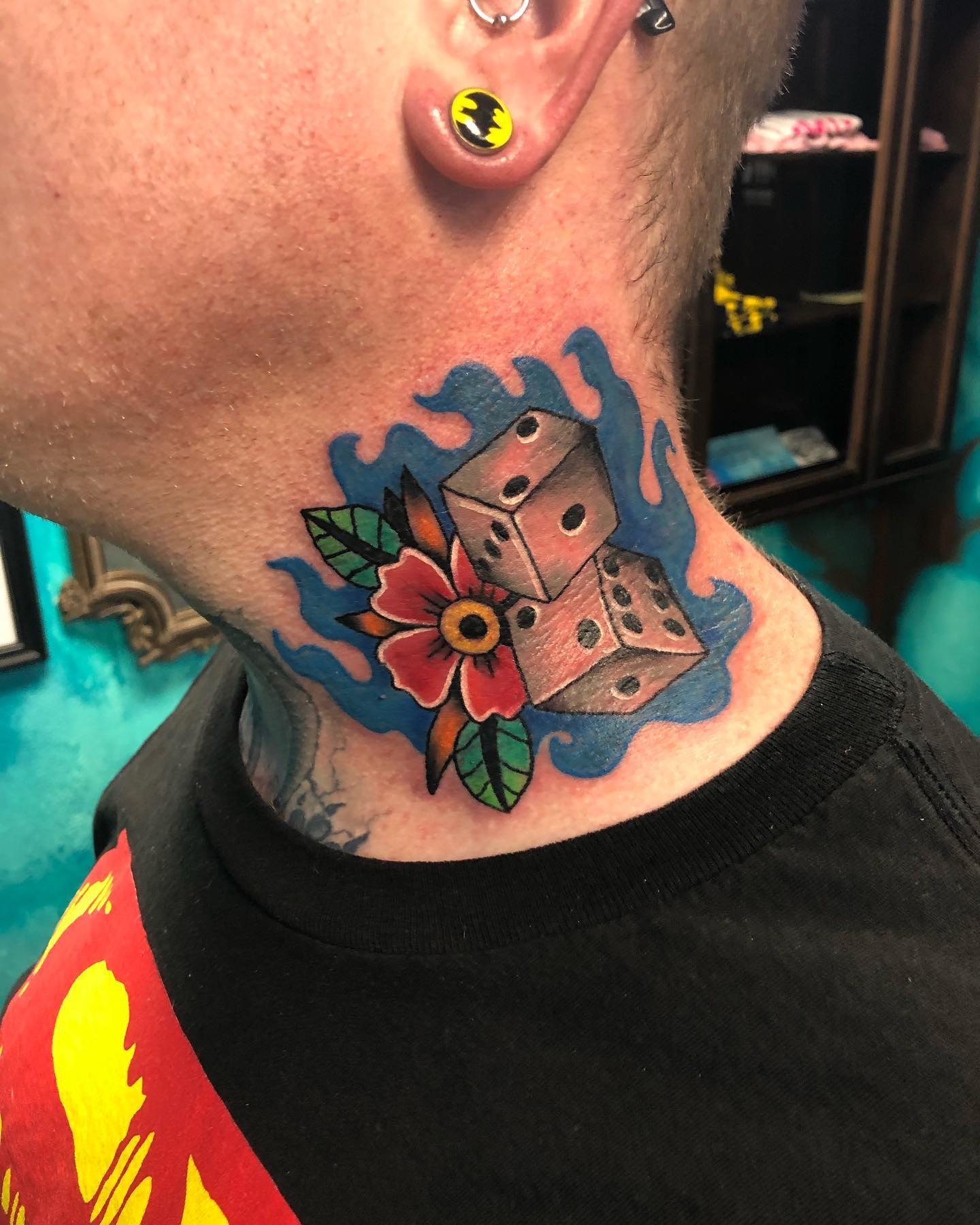 Tatuaje de Dados en el Cuello