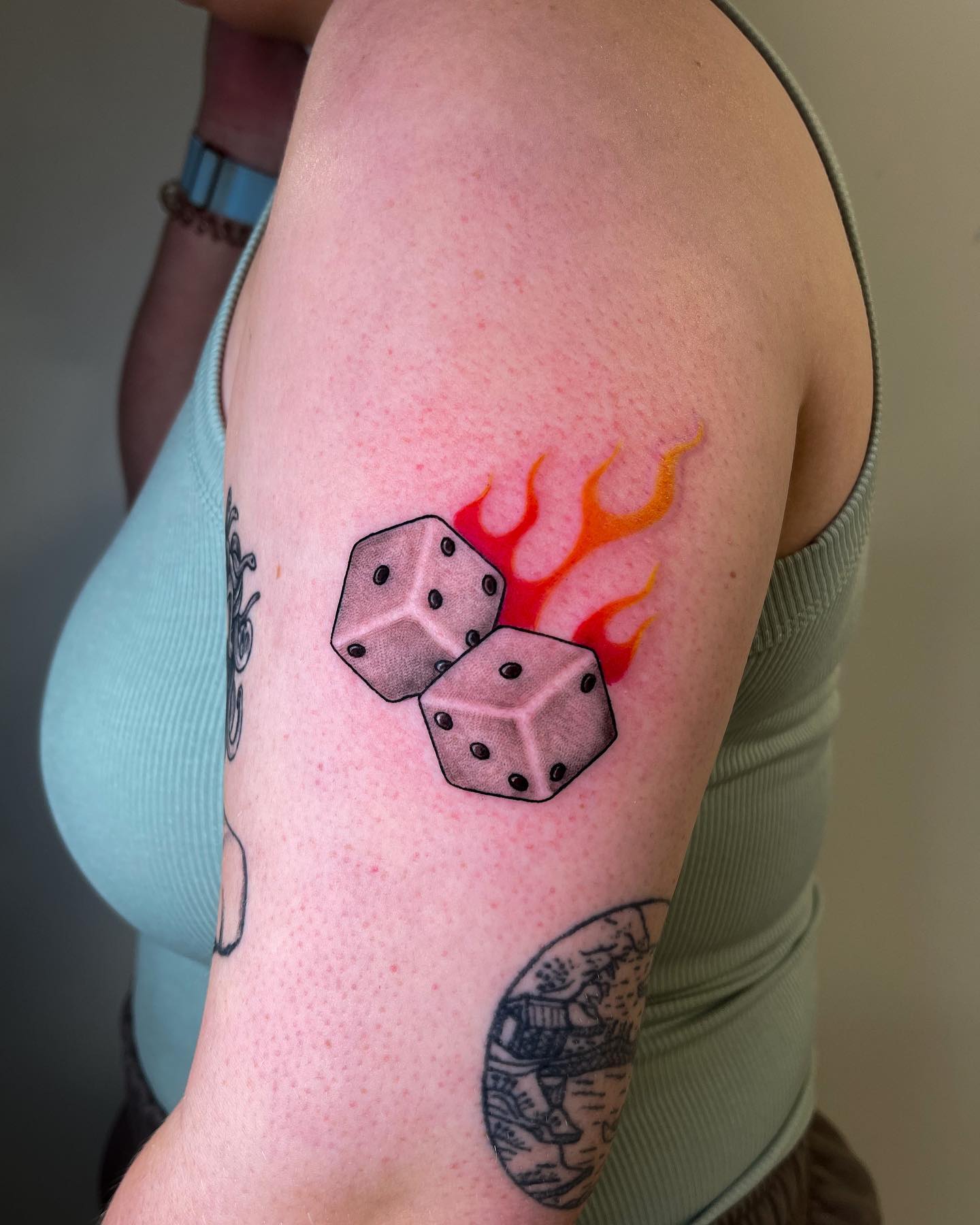 Tatuaje de Dados en el Hombro