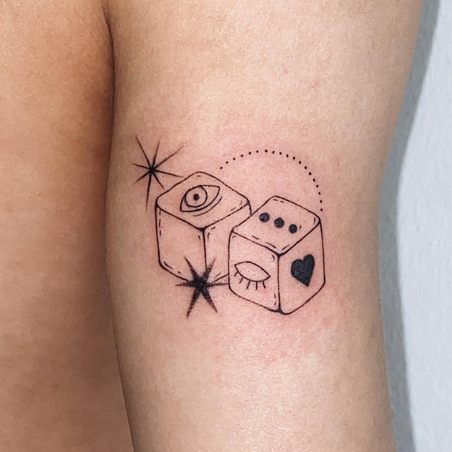 Tatuaje de Dados Místicos