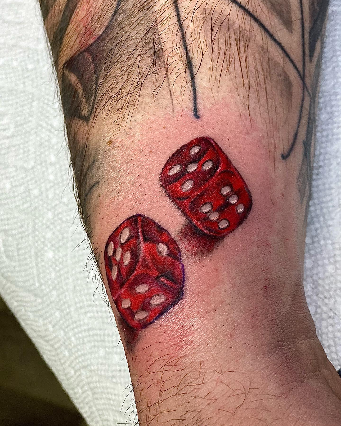 Tatuaje de dados rojos