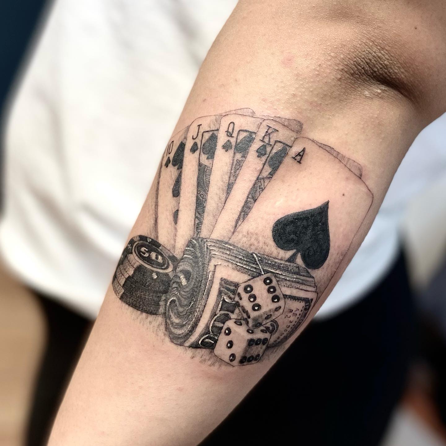 Tatuaje de dados y cartas