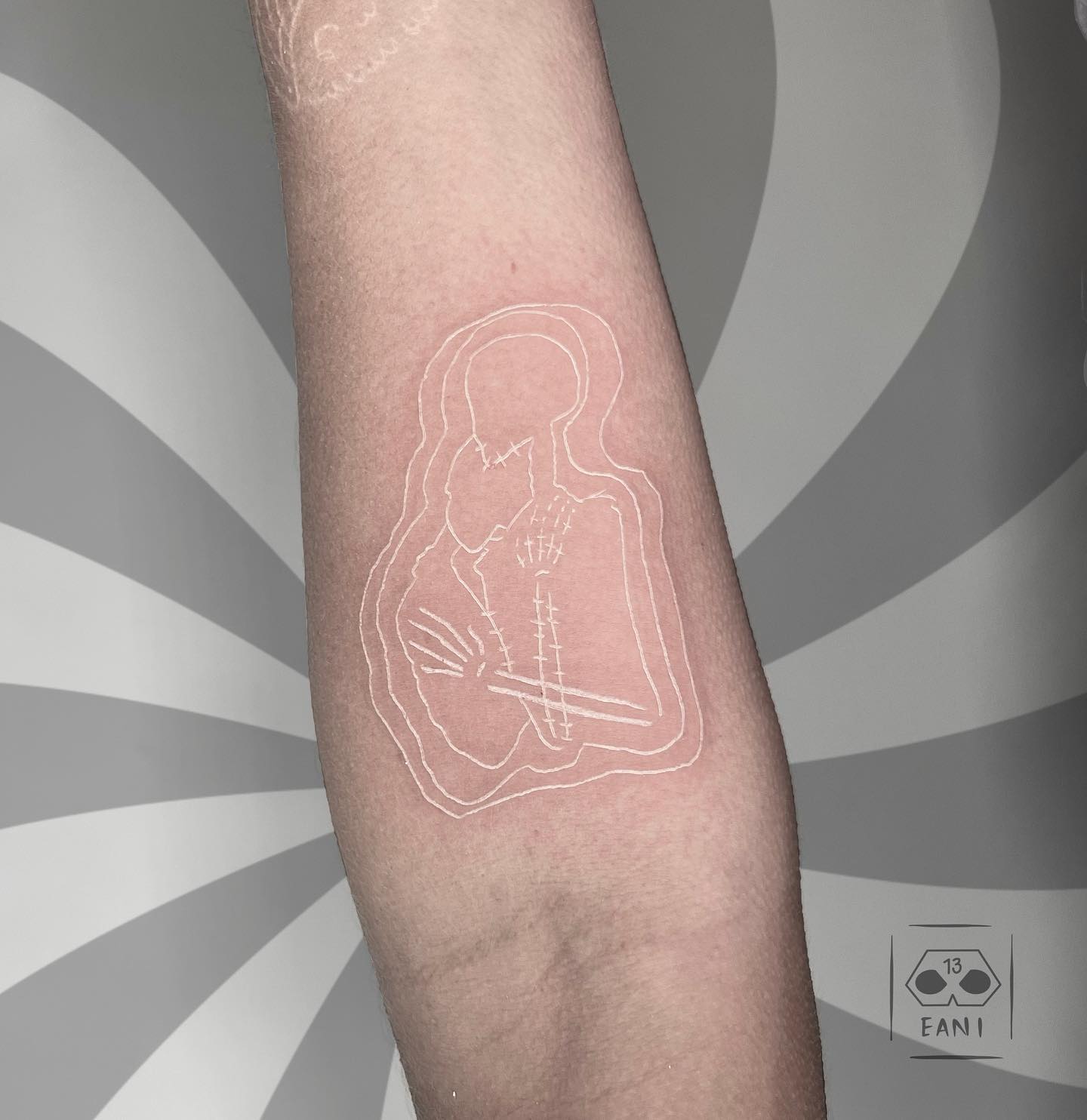 Tatuaje de esqueleto de pareja con tinta blanca