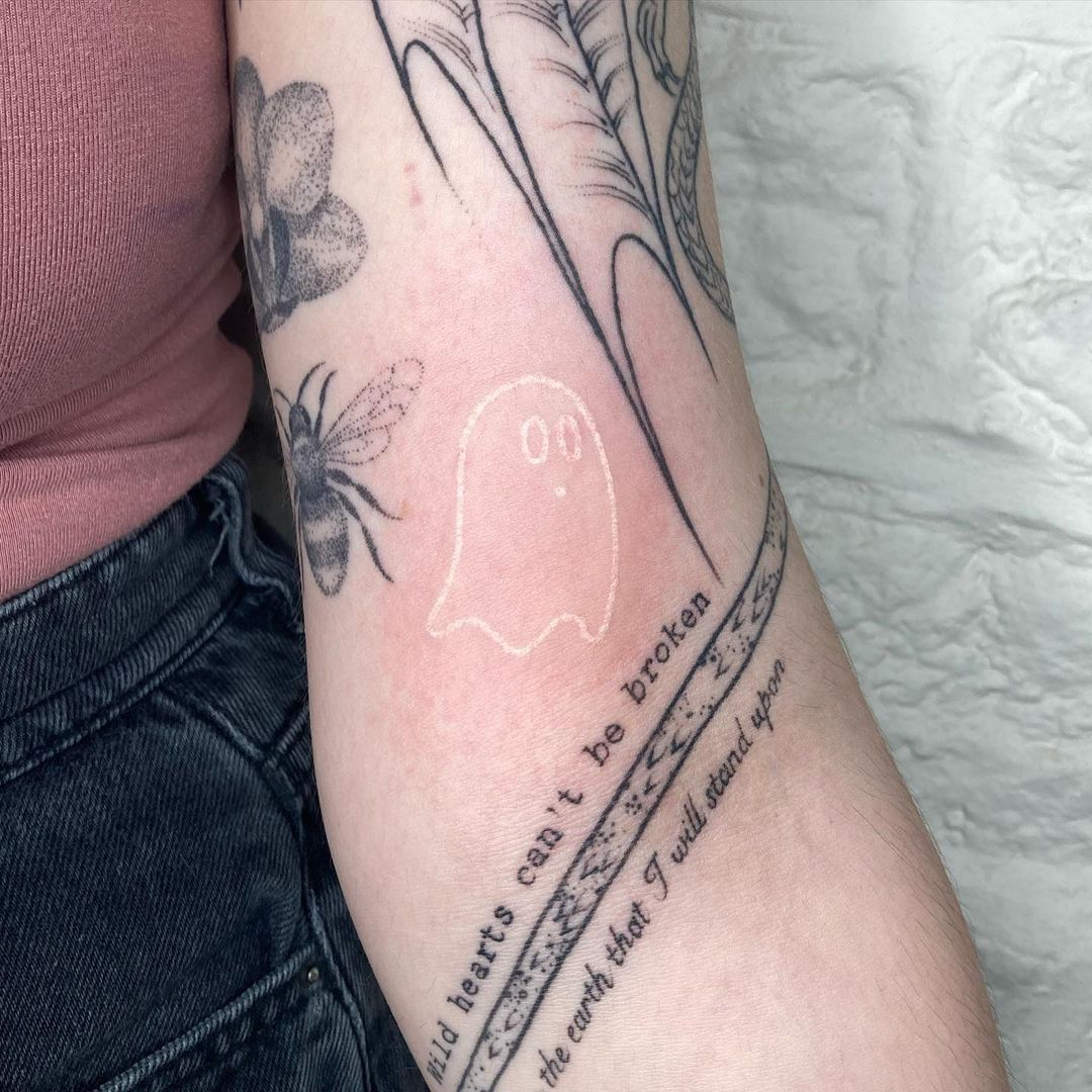 Tatuaje de fantasma con tinta blanca