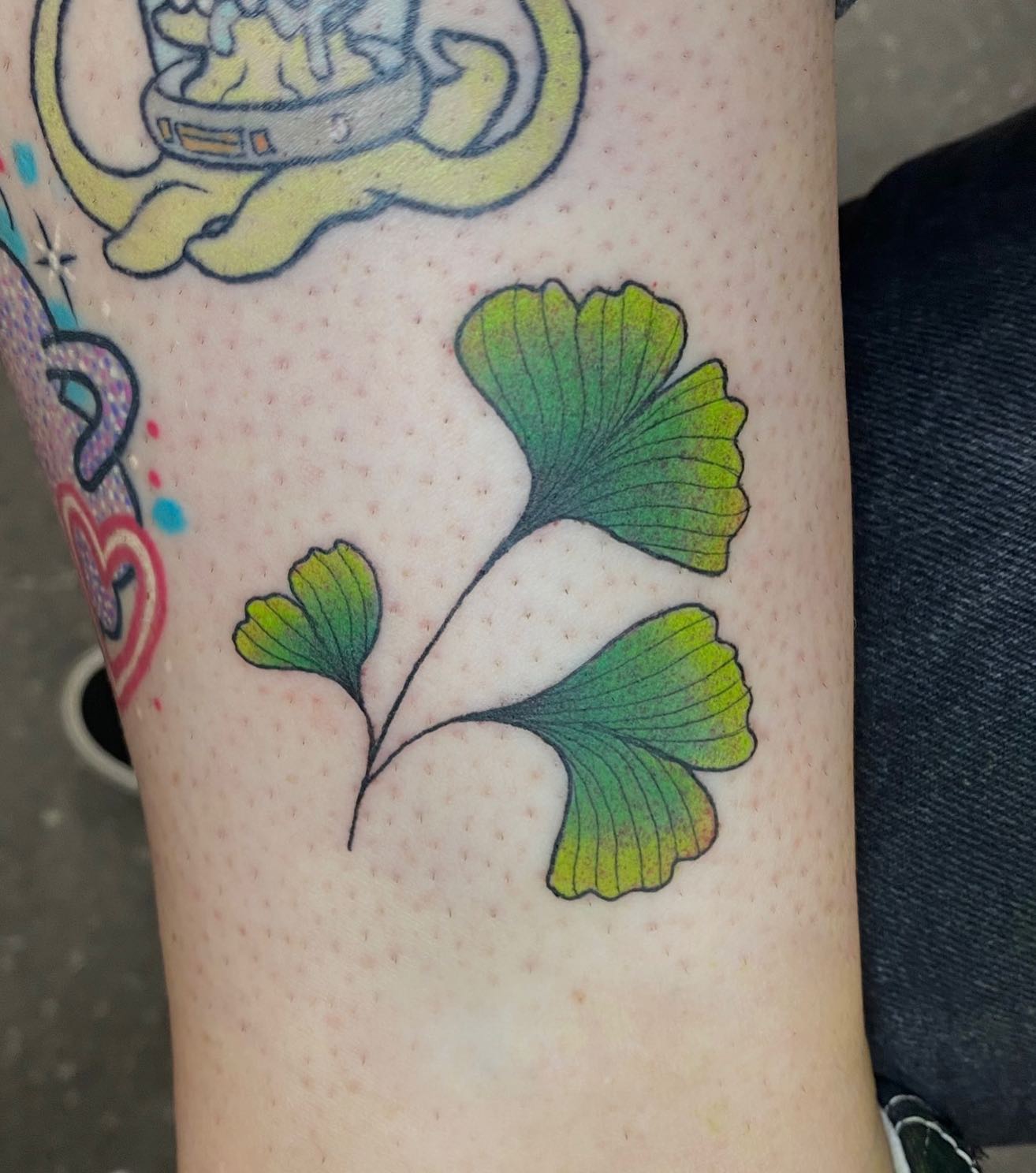 Tatuaje de hoja colorida