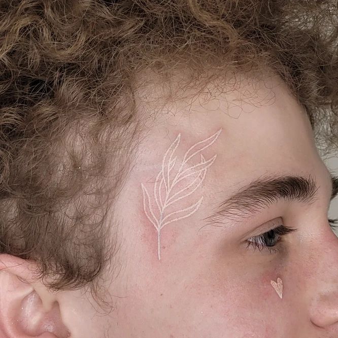 Tatuaje de hoja de tinta blanca