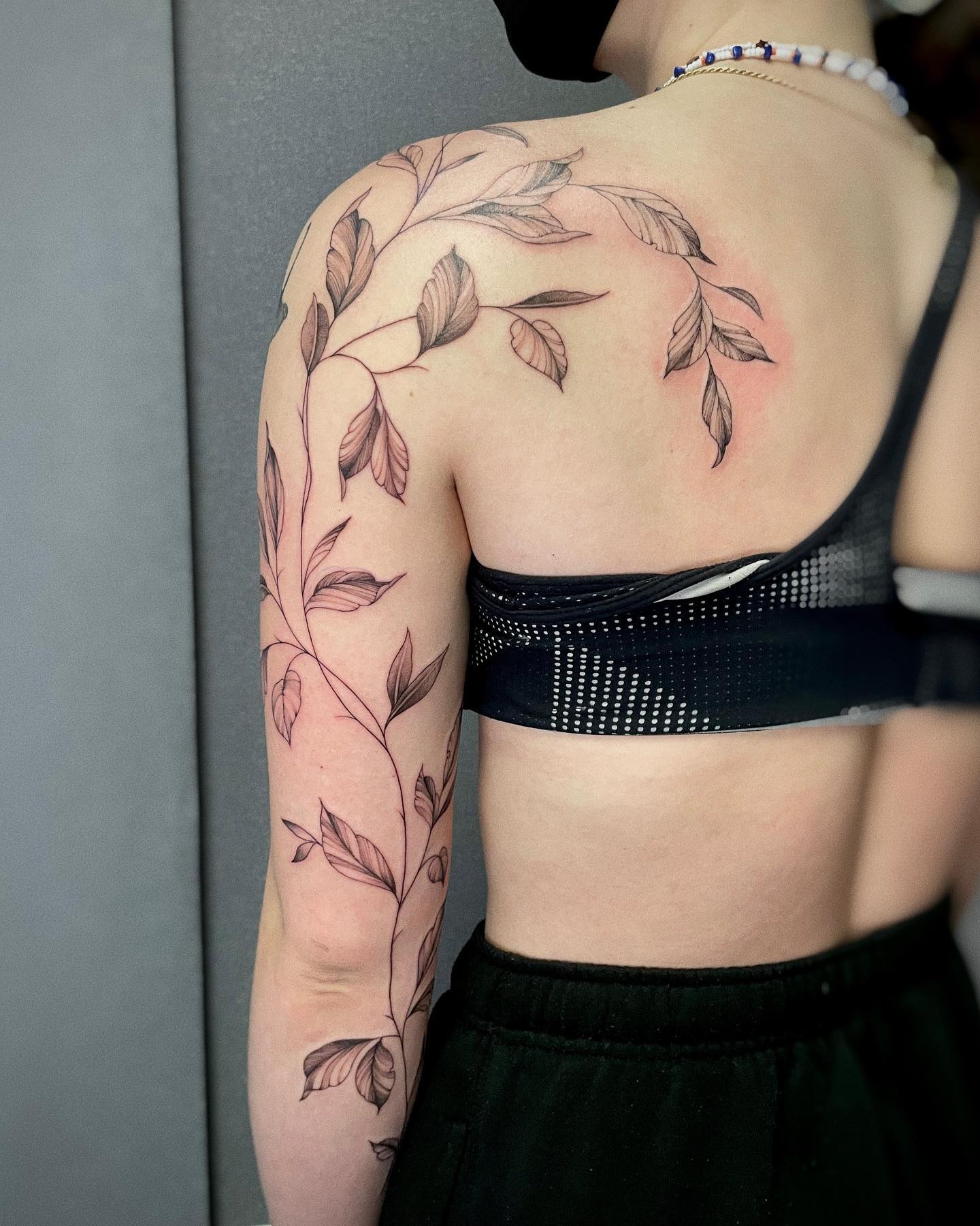 Tatuaje de Hoja en el Brazo Superior