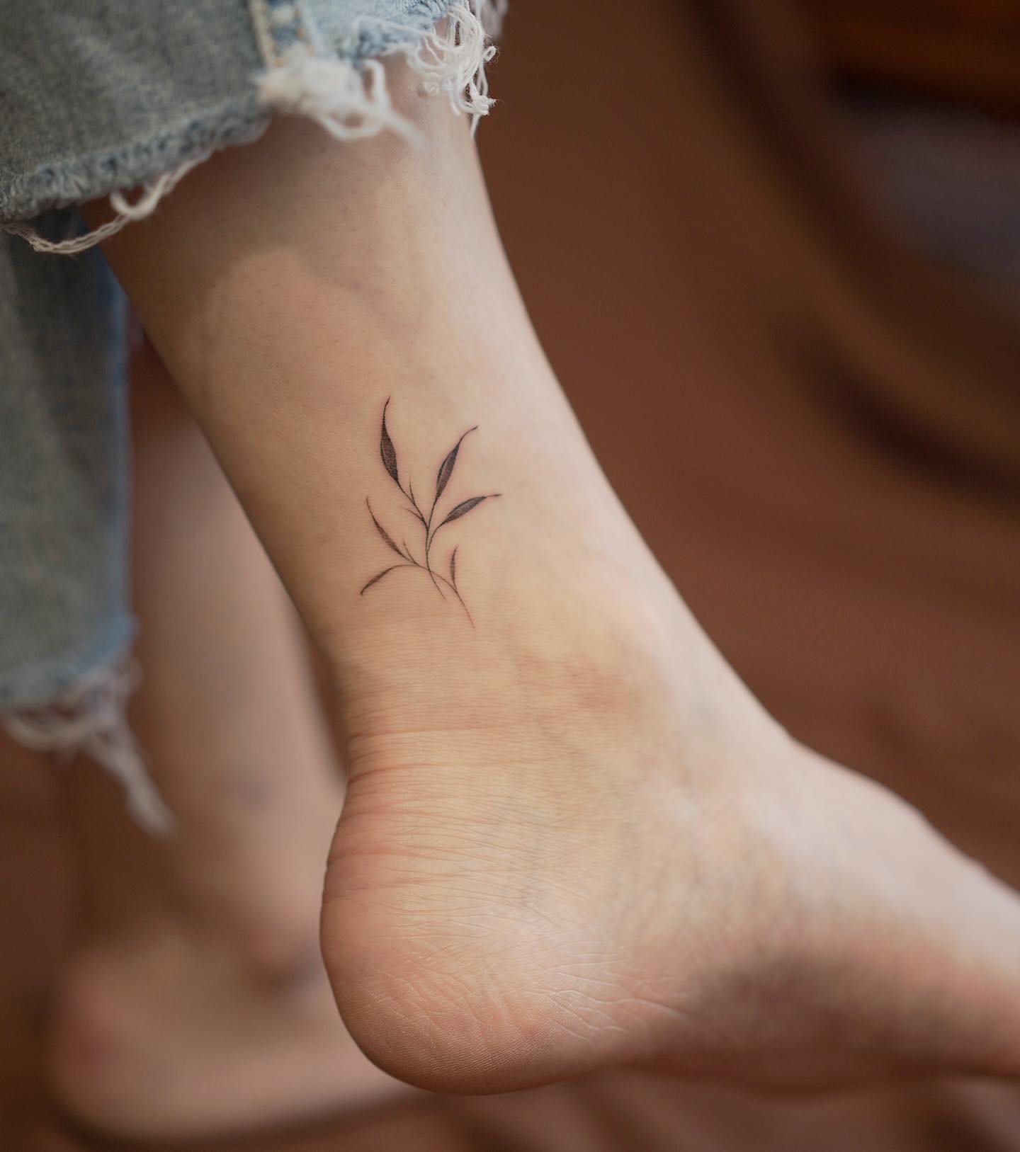 Tatuaje de hoja minimalista