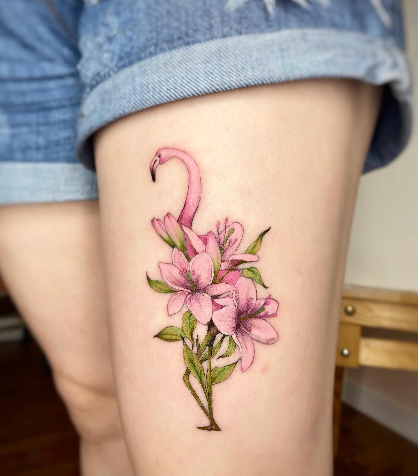 Tatuaje de hojas de flamenco